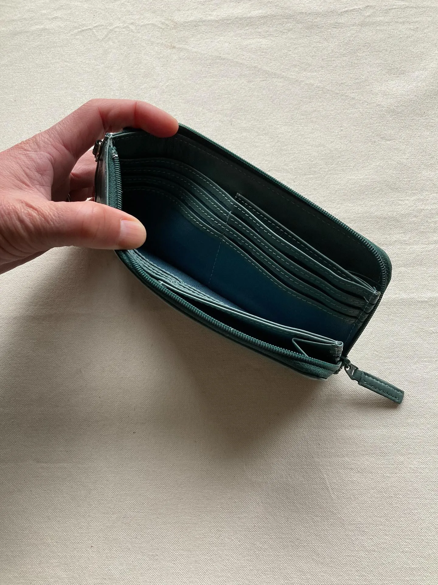 クラシカ史上最薄かつ収納力ある長財布です。