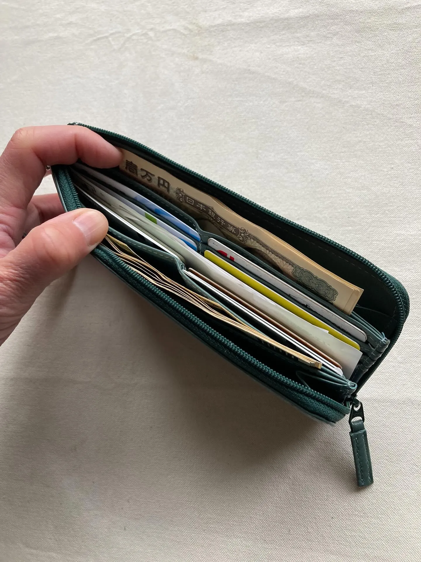 クラシカ史上最薄かつ収納力ある長財布です。