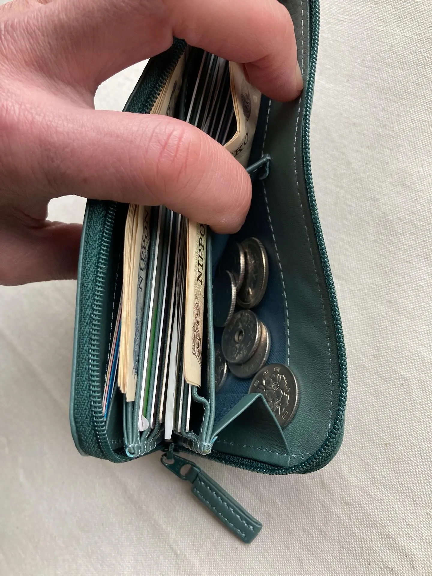 クラシカ史上最薄かつ収納力ある長財布です。