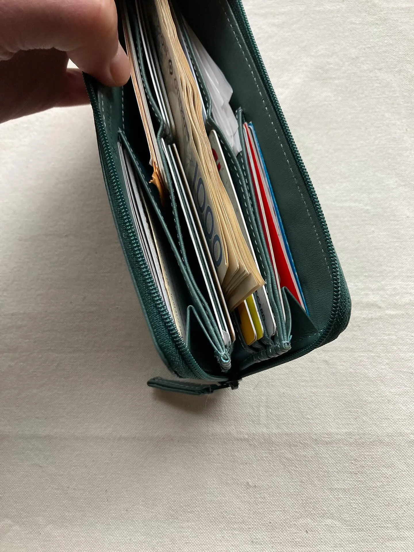 クラシカ史上最薄かつ収納力ある長財布です。