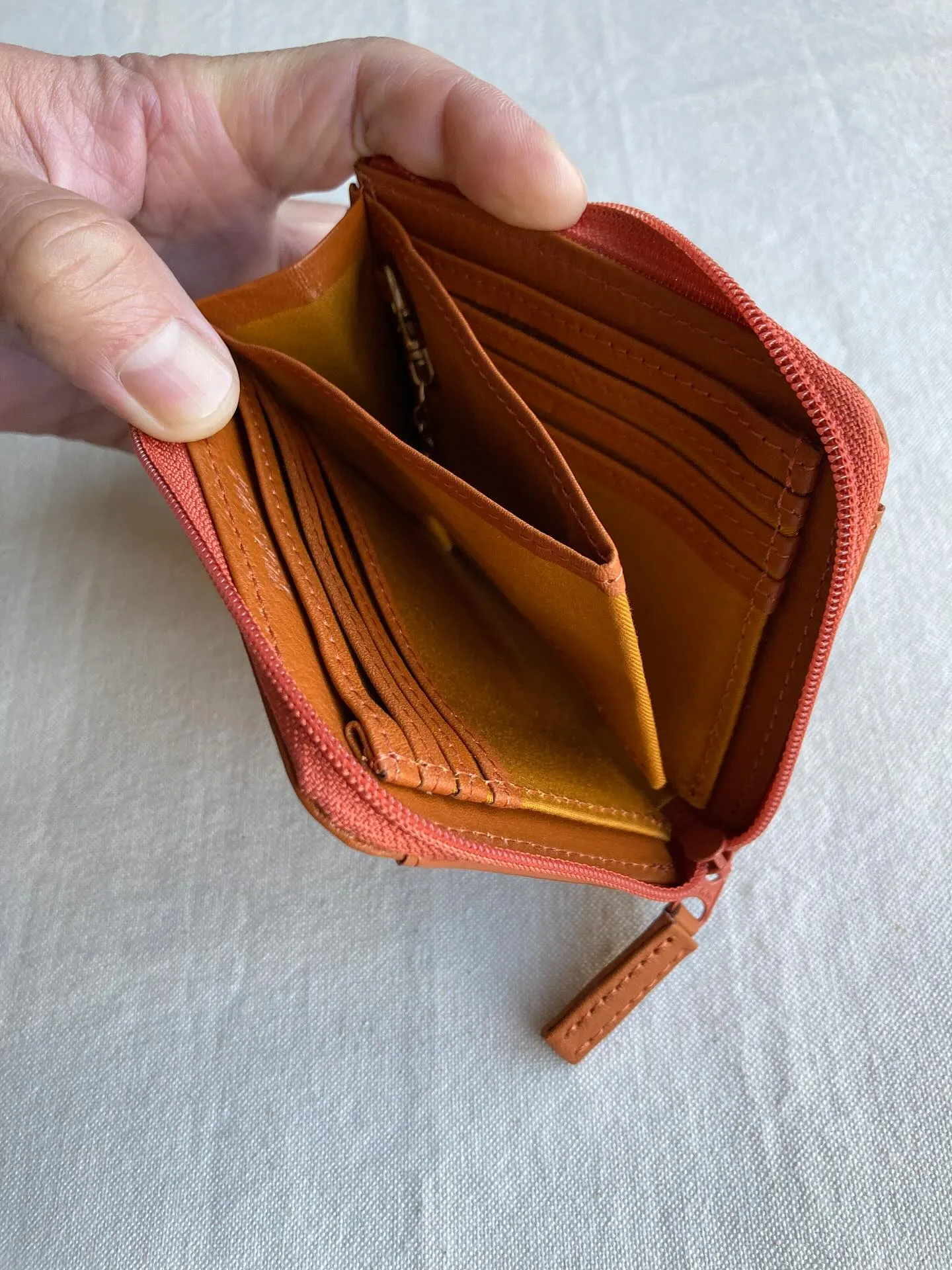 L字ファスナーを開いて頂くと、大きく開くコインポケットがあり...