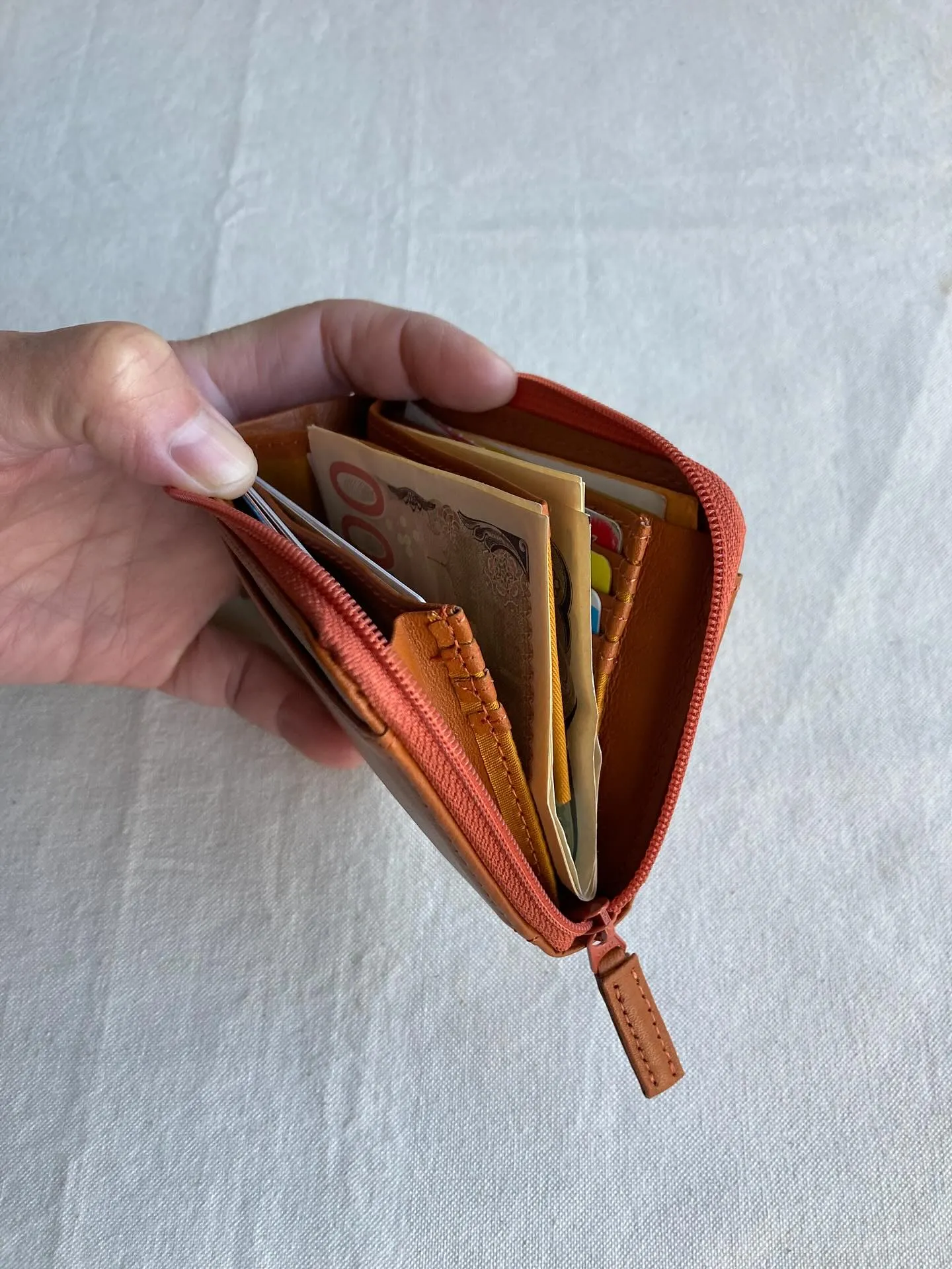 L字ファスナーを開いて頂くと、大きく開くコインポケットがあり...