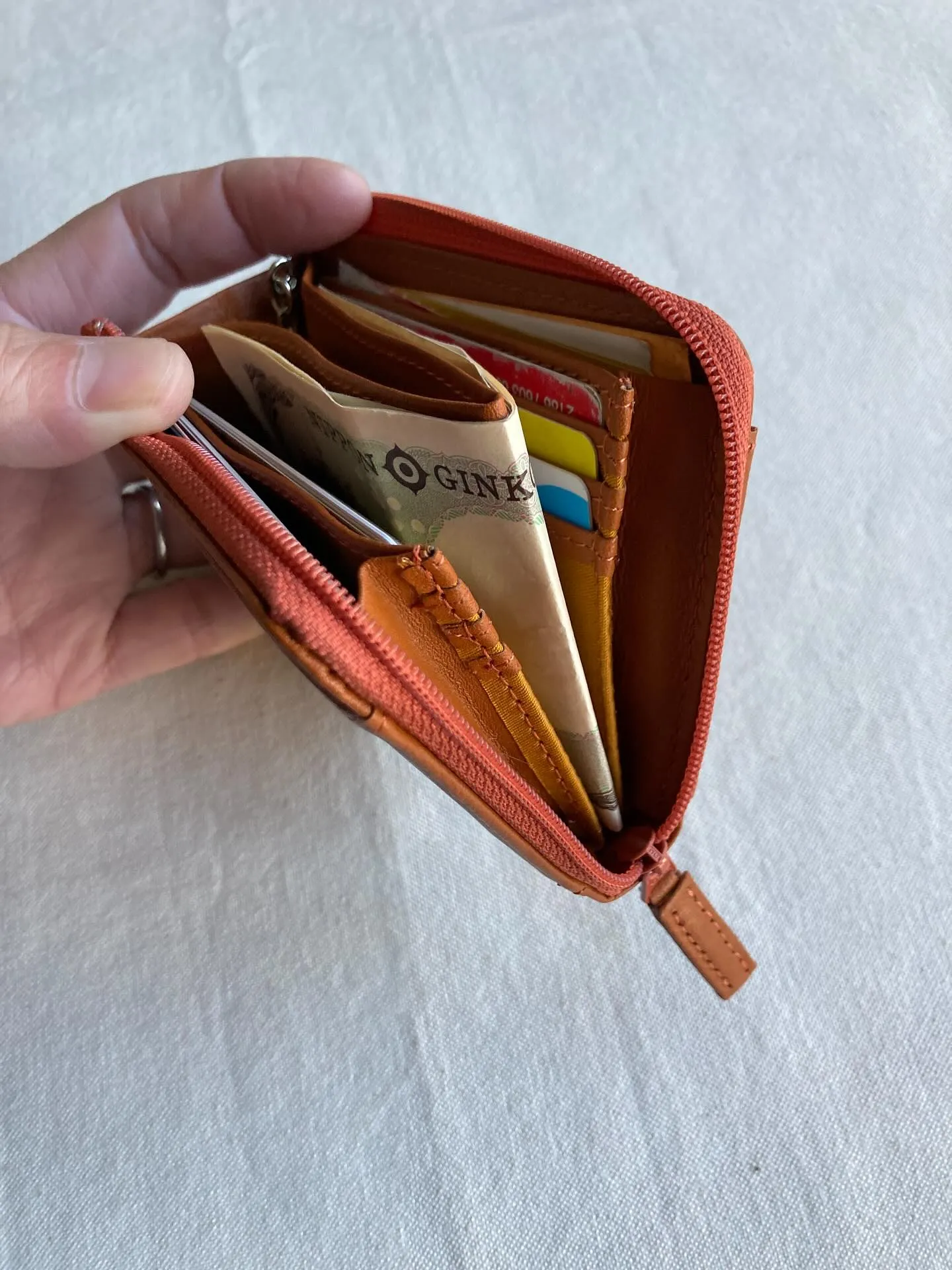 L字ファスナーを開いて頂くと、大きく開くコインポケットがあり...