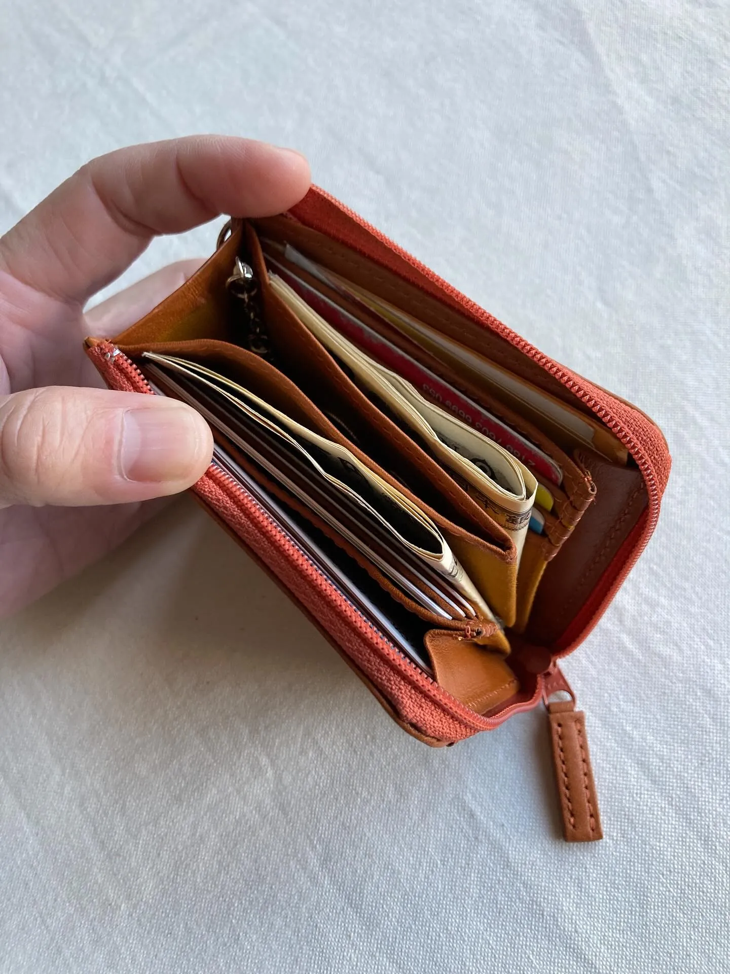 L字ファスナーを開いて頂くと、大きく開くコインポケットがあり...