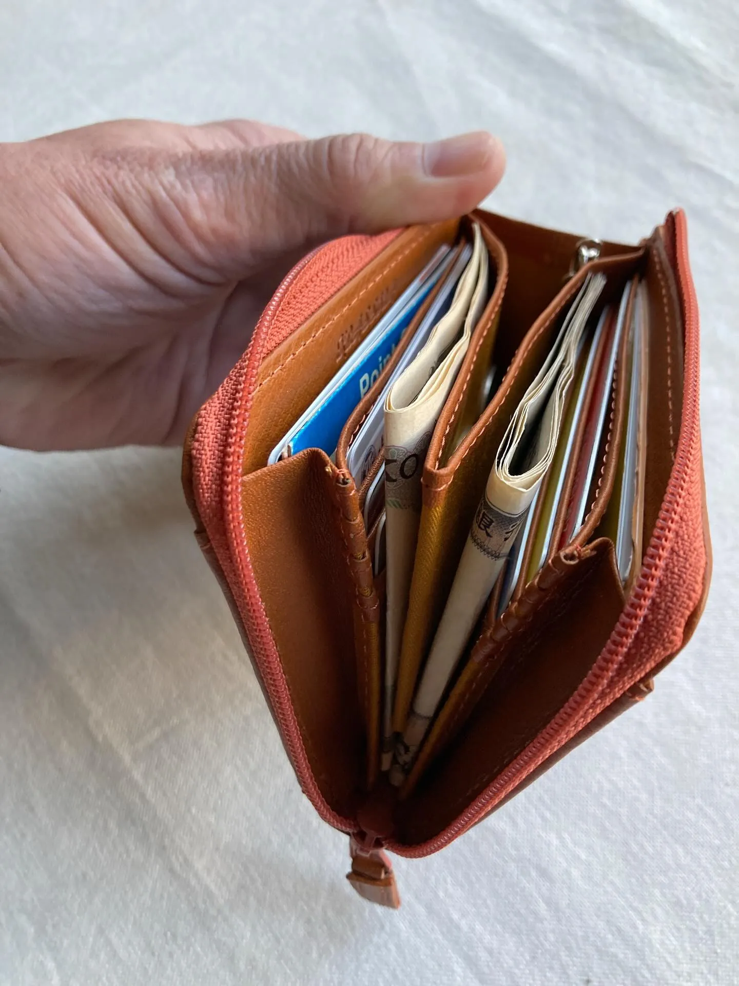 L字ファスナーを開いて頂くと、大きく開くコインポケットがあり...