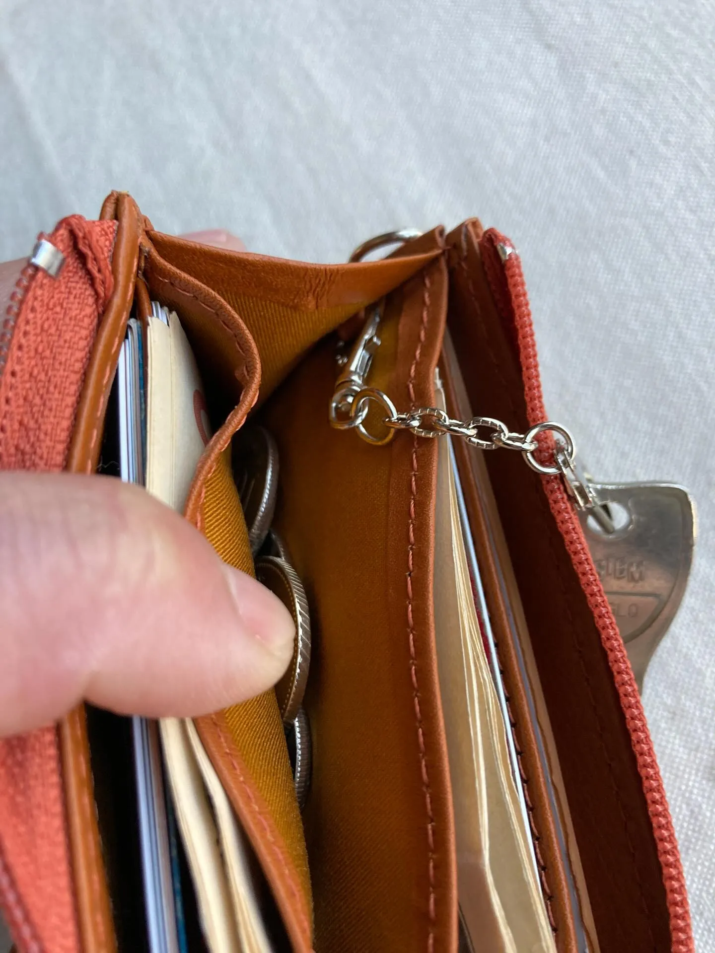 L字ファスナーを開いて頂くと、大きく開くコインポケットがあり...