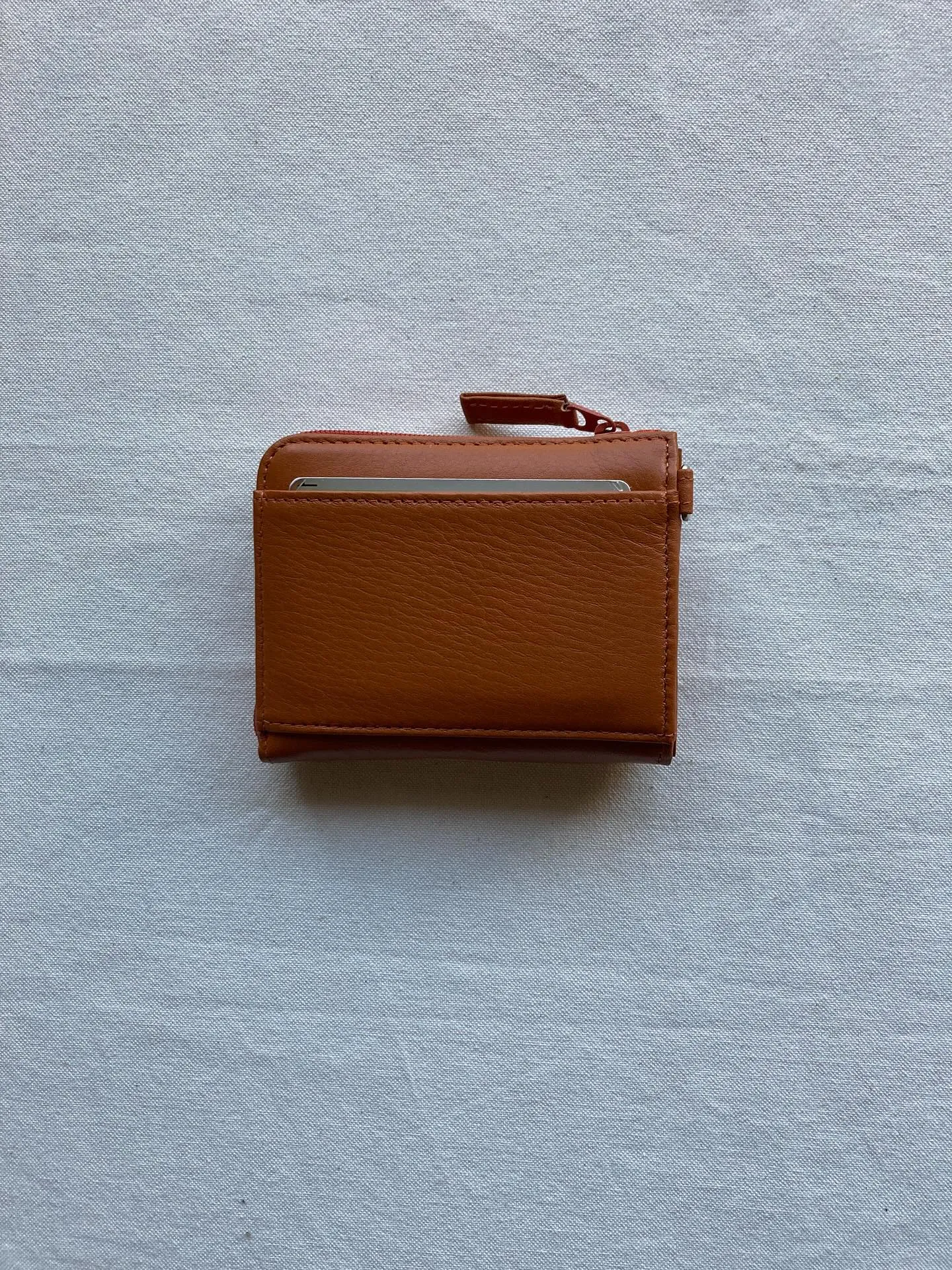 L字ファスナーを開いて頂くと、大きく開くコインポケットがあり...