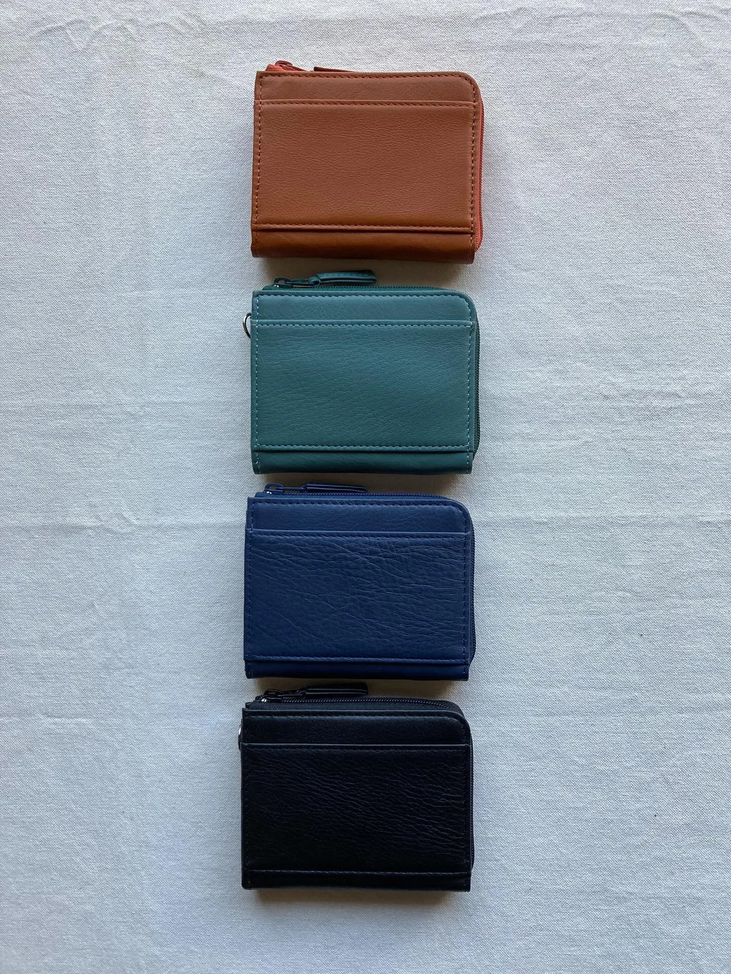 L字ファスナーを開いて頂くと、大きく開くコインポケットがあり...