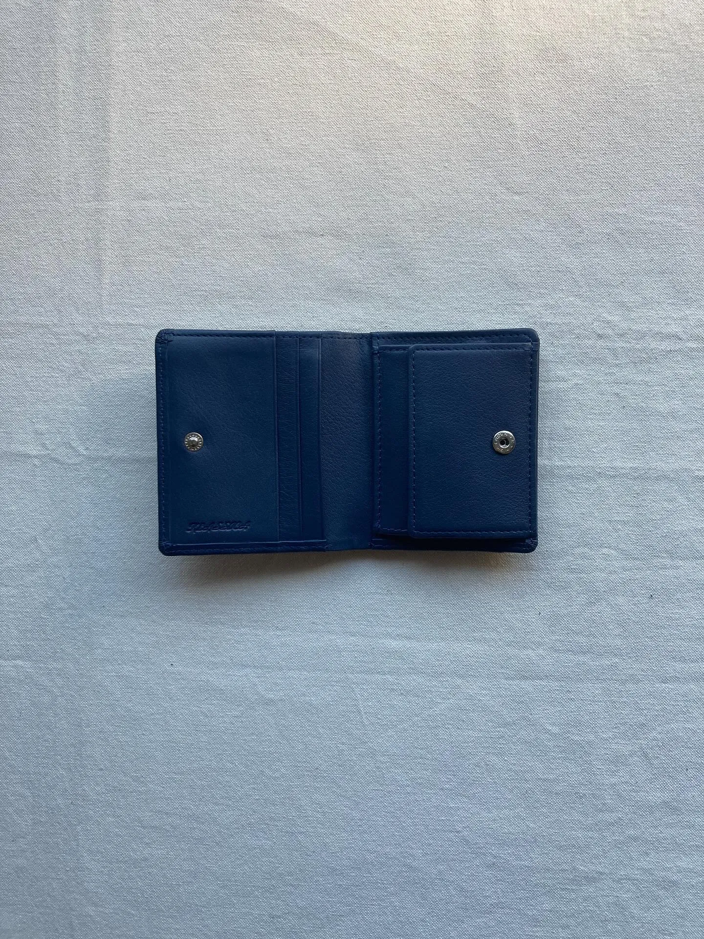 横幅8cm、手のひらサイズのコンパクト2ッ折ウォレット。