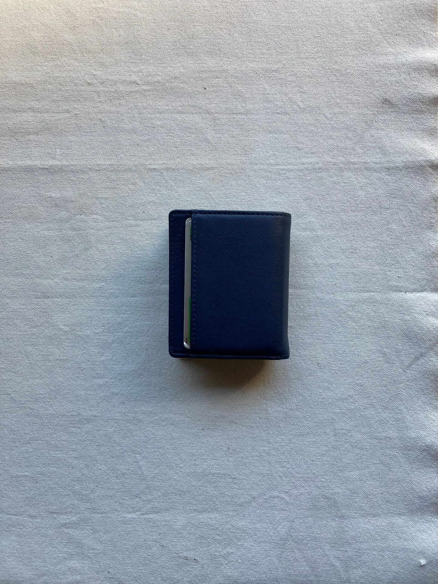 横幅8cm、手のひらサイズのコンパクト2ッ折ウォレット。