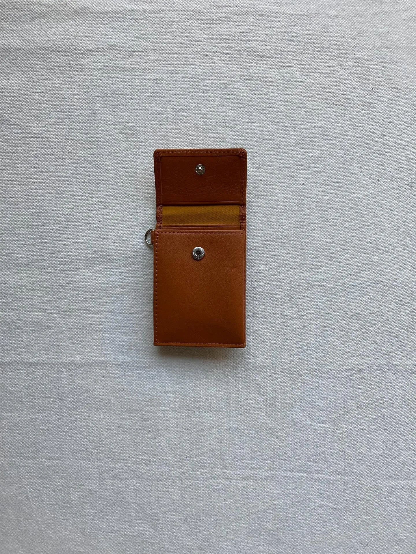 カードサイズ大でちょっとしたお出かけにちょうどいいコンパクト...