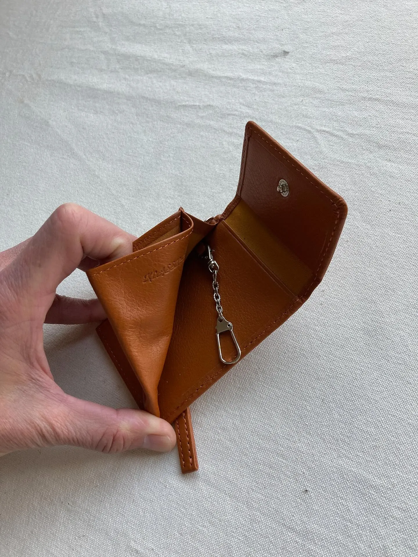 カードサイズ大でちょっとしたお出かけにちょうどいいコンパクト...