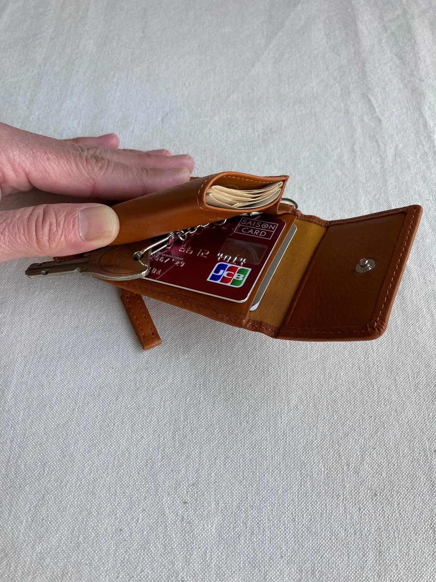 カードサイズ大でちょっとしたお出かけにちょうどいいコンパクト...