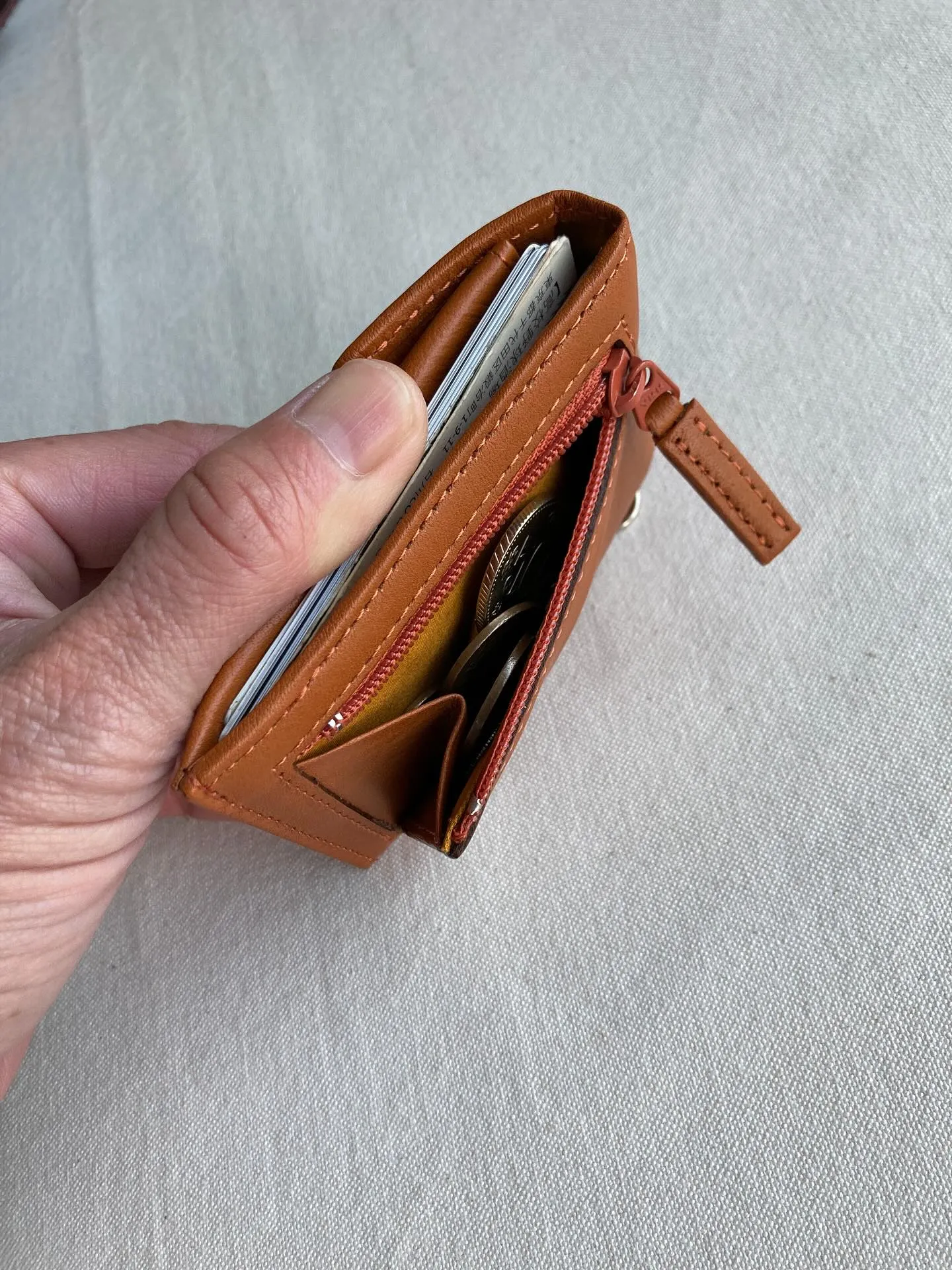 カードサイズ大でちょっとしたお出かけにちょうどいいコンパクト...