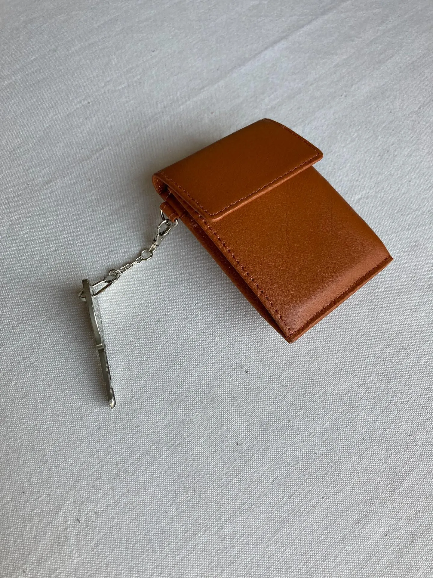 カードサイズ大でちょっとしたお出かけにちょうどいいコンパクト...