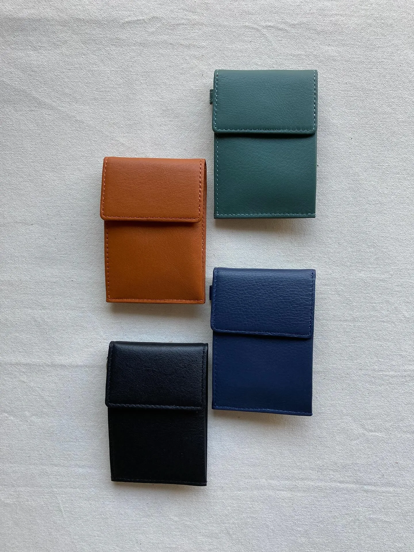 カードサイズ大でちょっとしたお出かけにちょうどいいコンパクト...