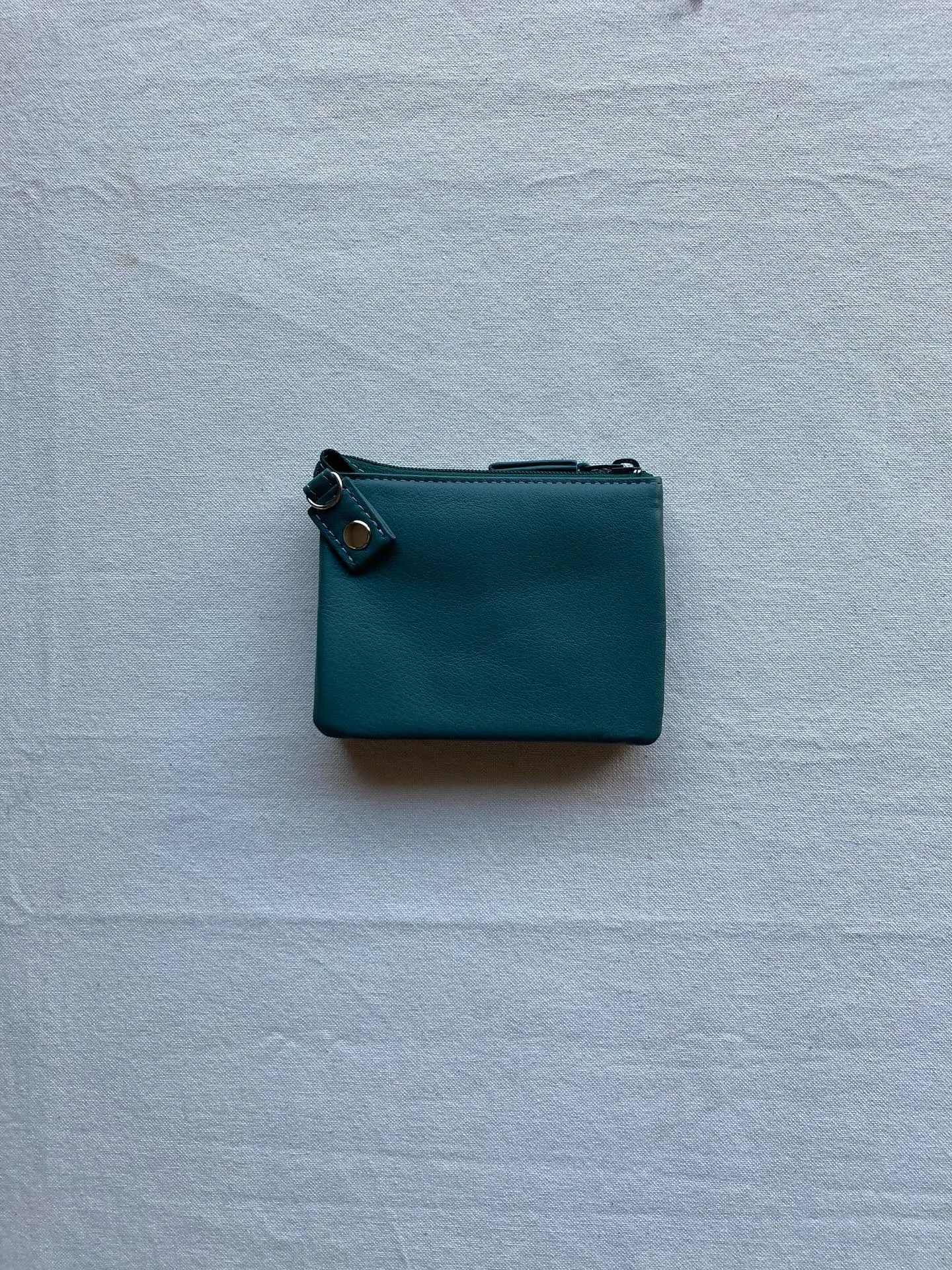 上部のファスナーを開くとすべてを見渡せる5ツの仕切り前、後の...