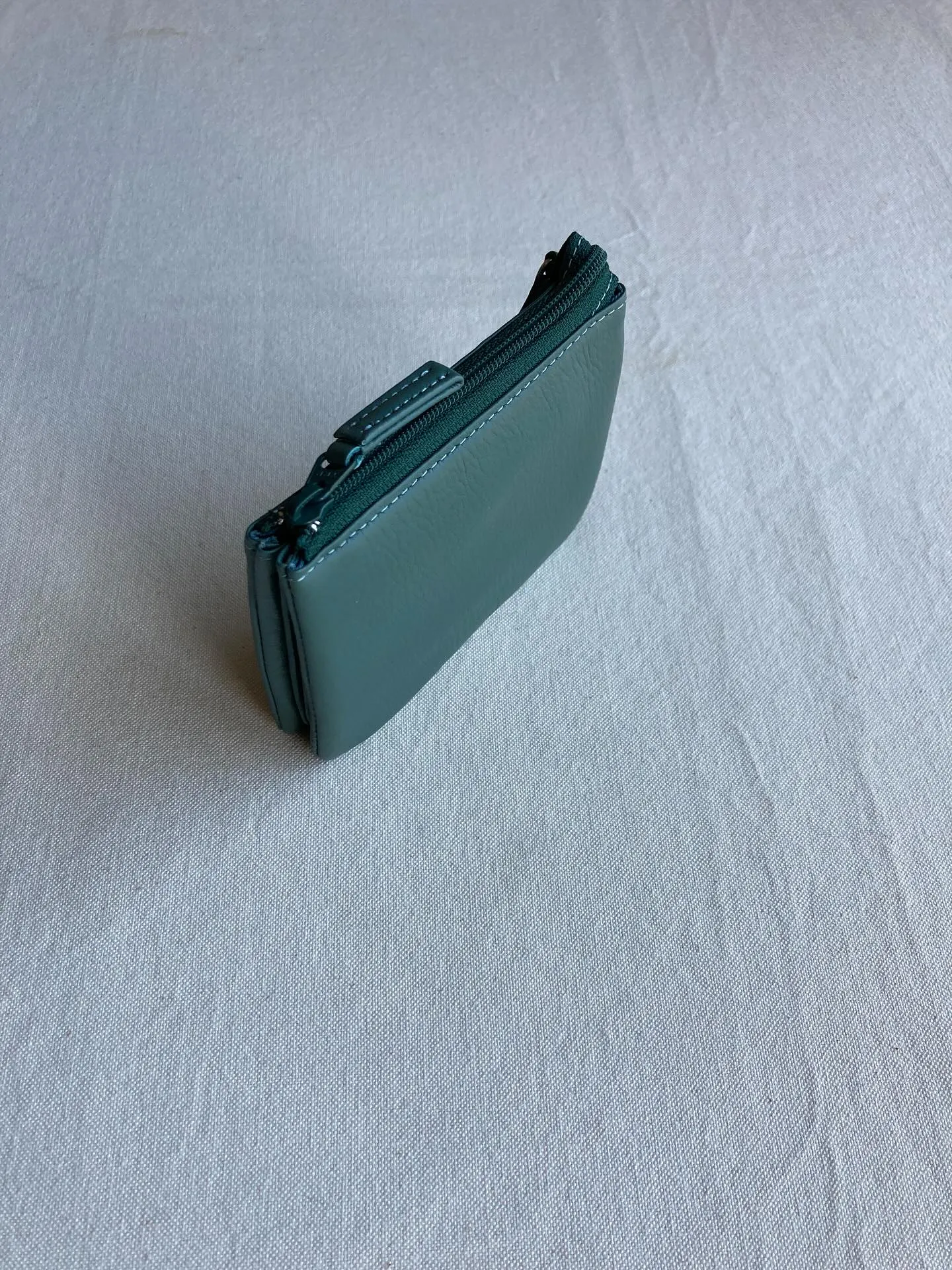 上部のファスナーを開くとすべてを見渡せる5ツの仕切り前、後の...