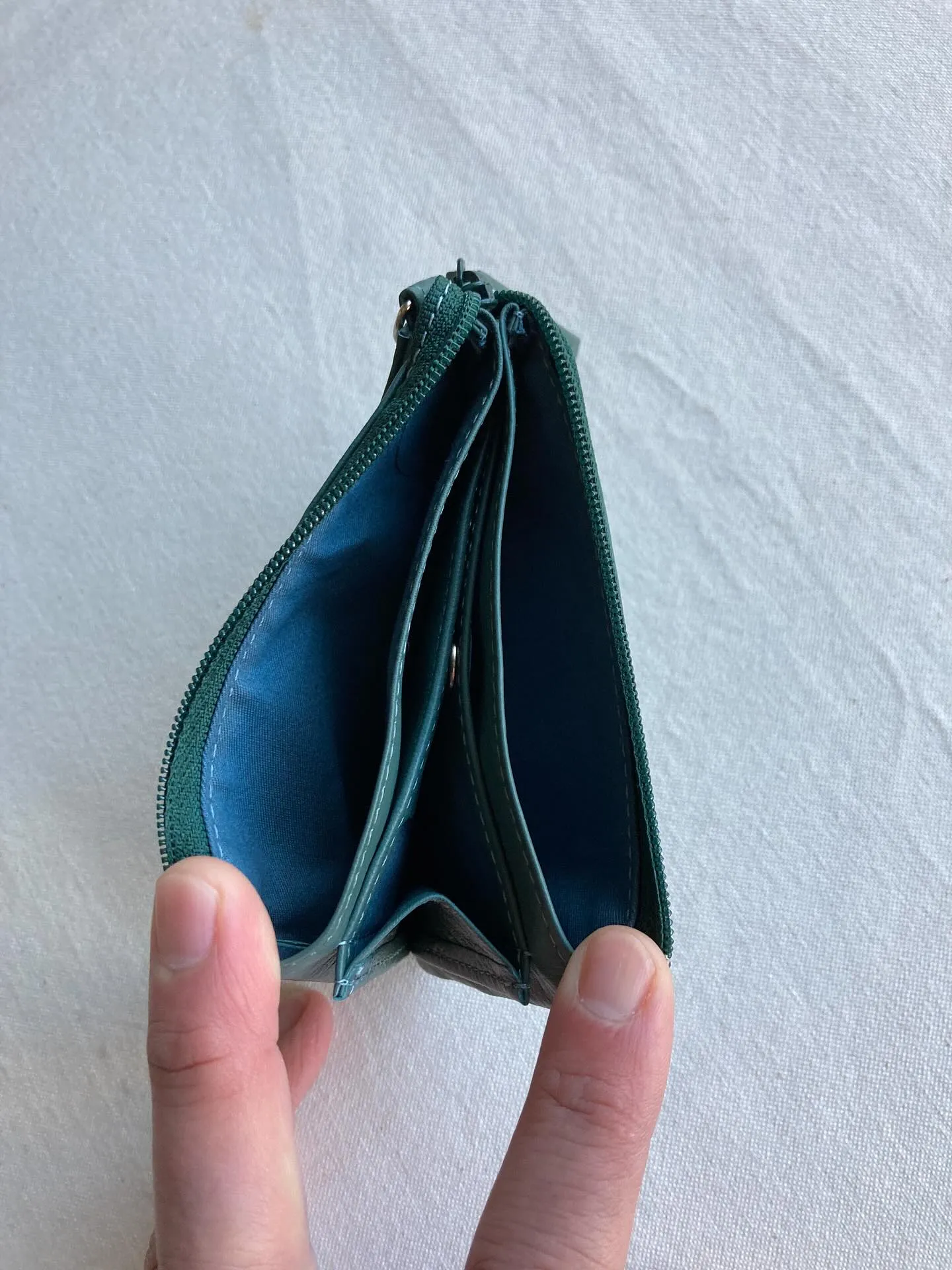 上部のファスナーを開くとすべてを見渡せる5ツの仕切り前、後の...