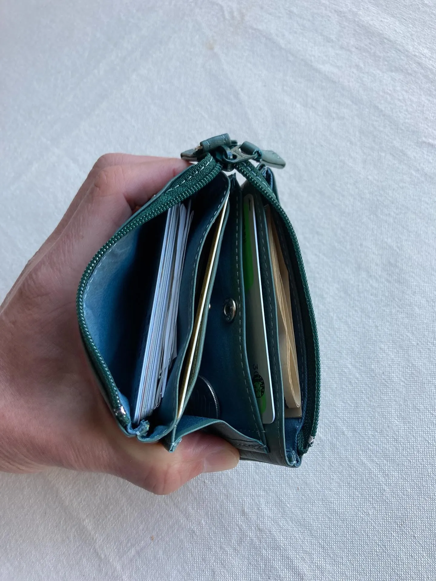 上部のファスナーを開くとすべてを見渡せる5ツの仕切り前、後の...