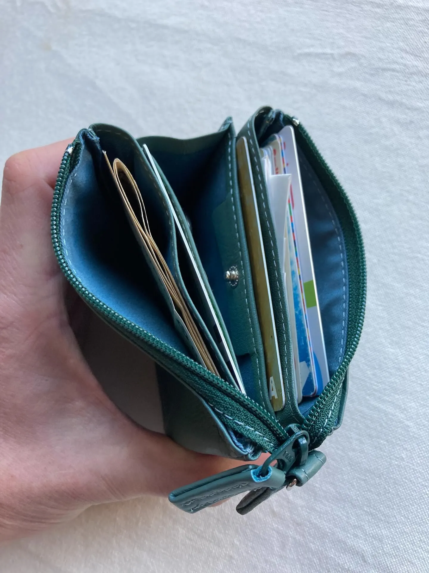 上部のファスナーを開くとすべてを見渡せる5ツの仕切り前、後の...