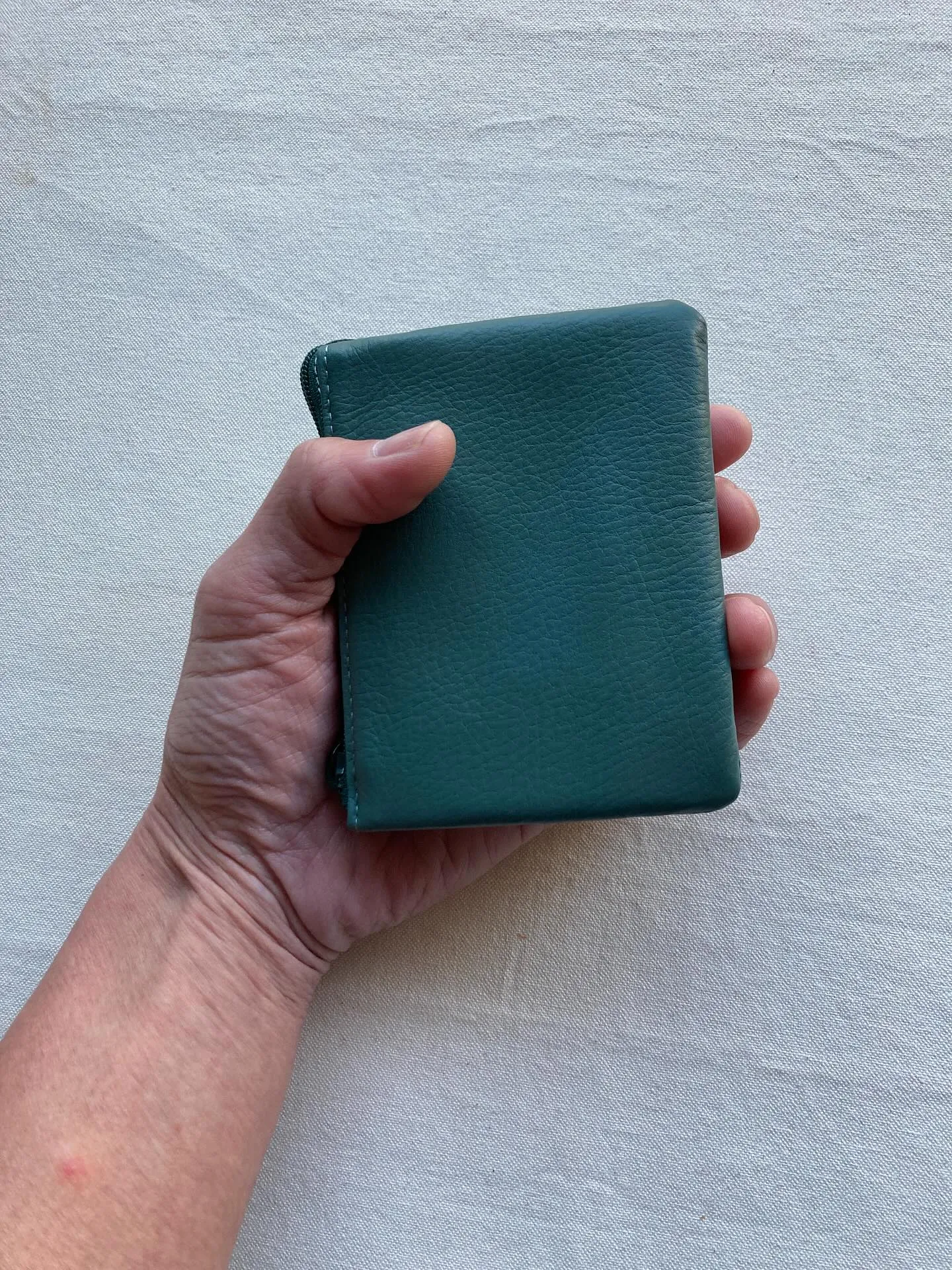 上部のファスナーを開くとすべてを見渡せる5ツの仕切り前、後の...