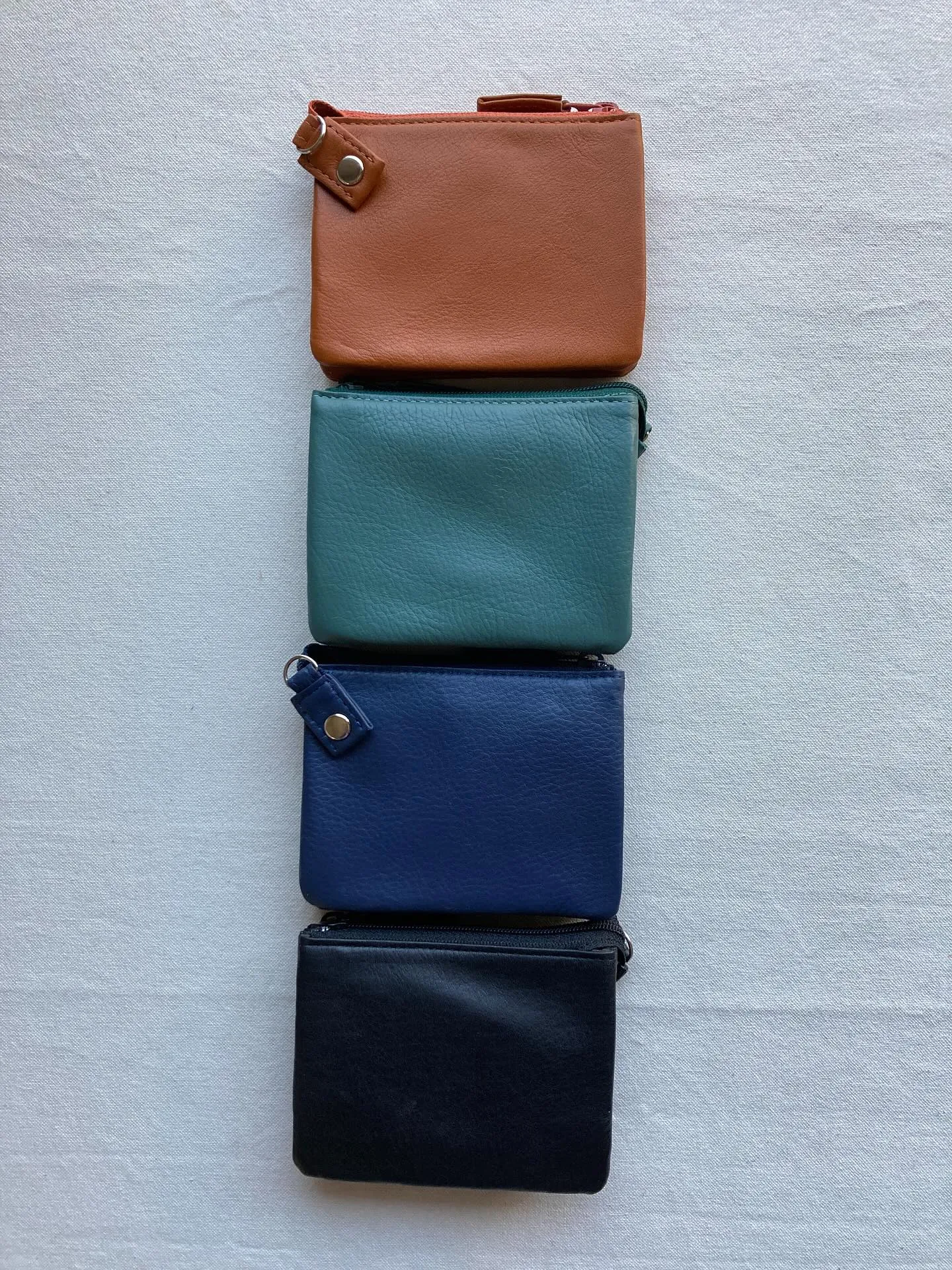 上部のファスナーを開くとすべてを見渡せる5ツの仕切り前、後の...