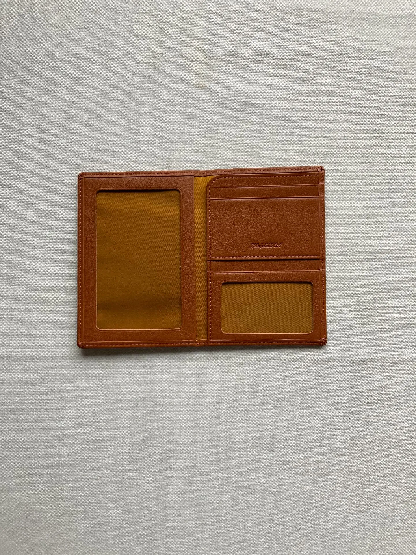 海外旅行のお共にパスポートホルダーはいかがでしょうか？パスポ...