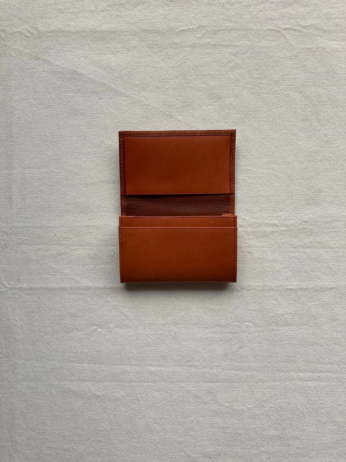 手触りの異なる2種類のイタリアンレザーを組み合わせたカードケ...