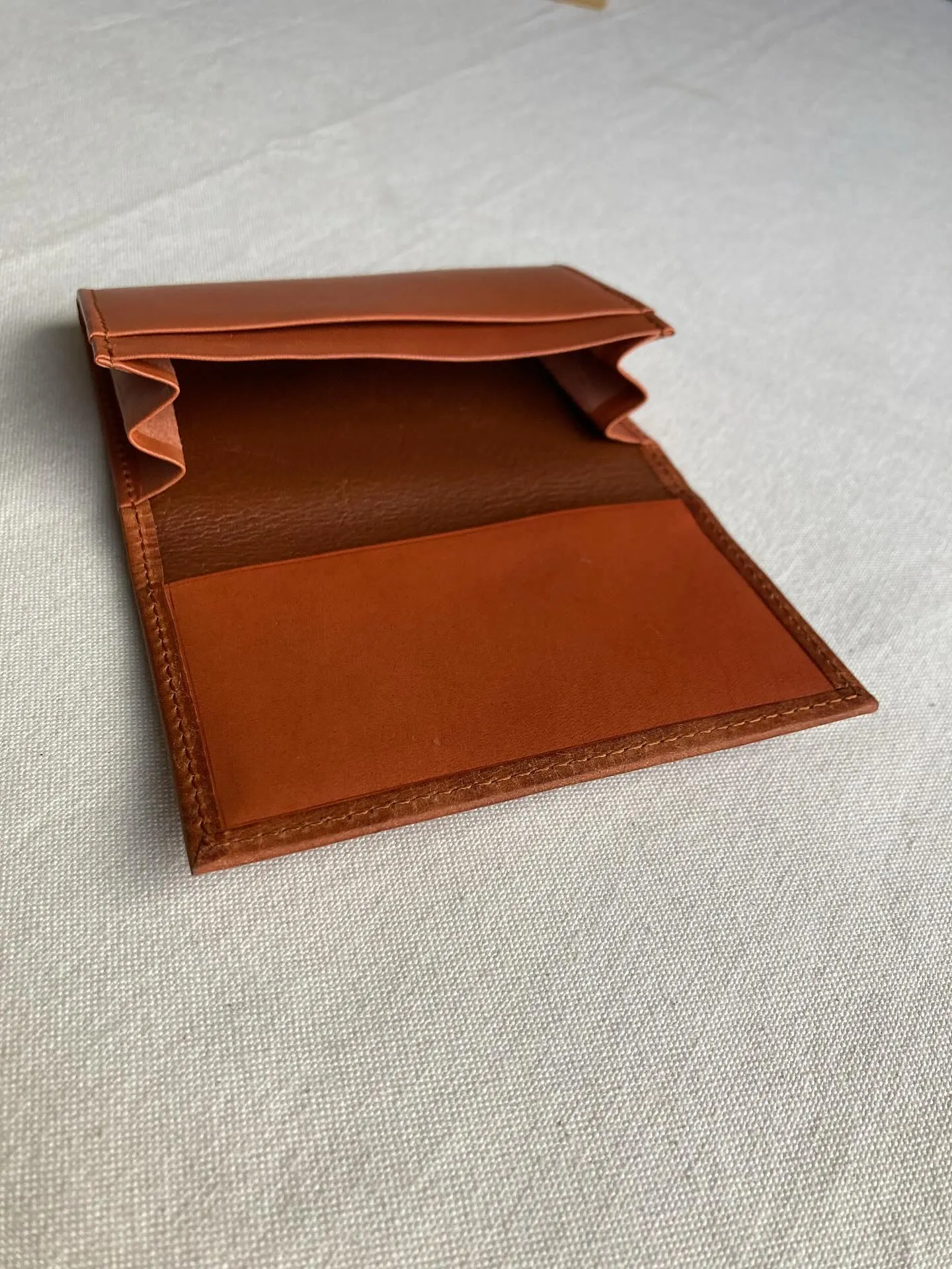 手触りの異なる2種類のイタリアンレザーを組み合わせたカードケ...