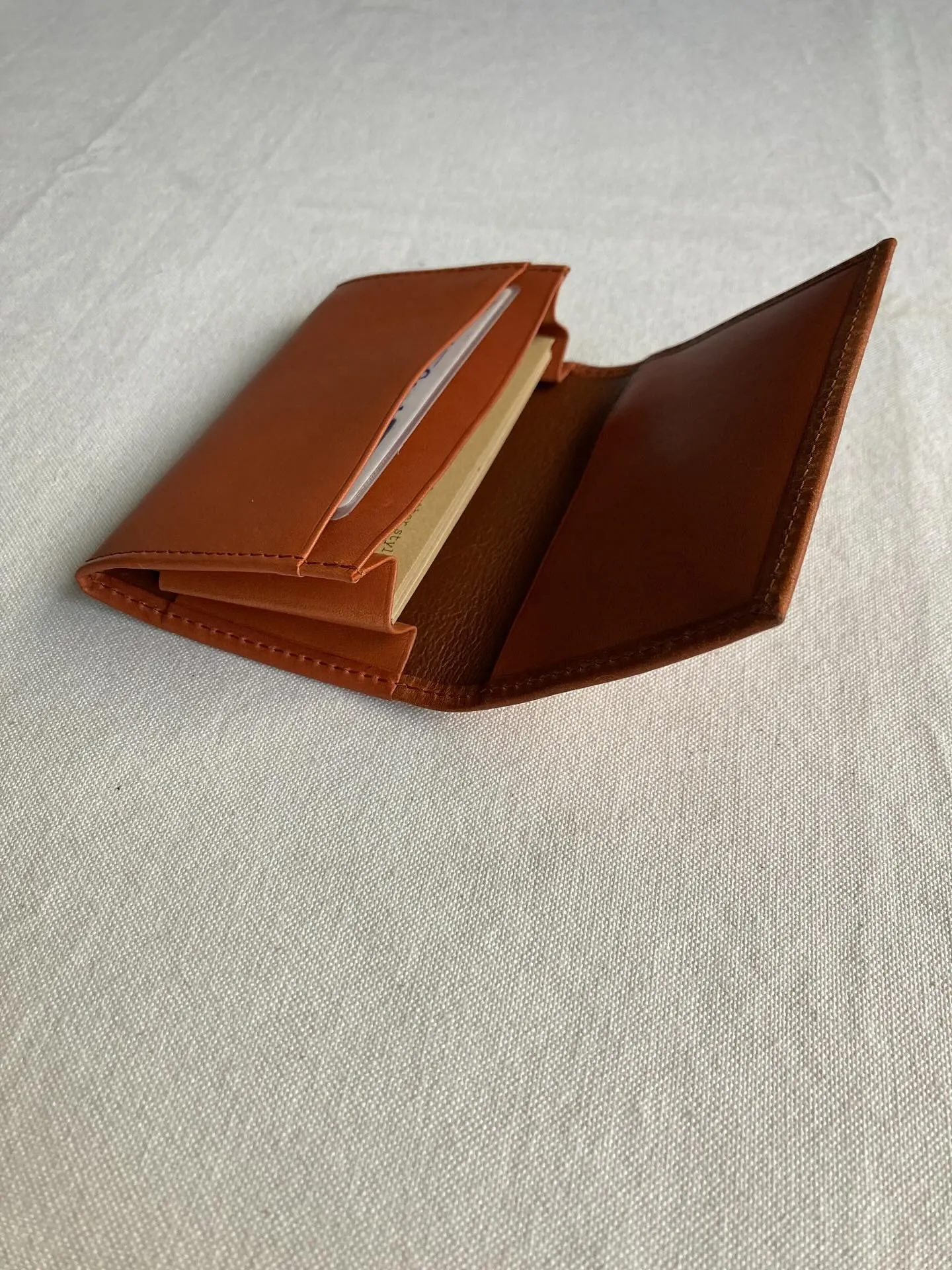 手触りの異なる2種類のイタリアンレザーを組み合わせたカードケ...