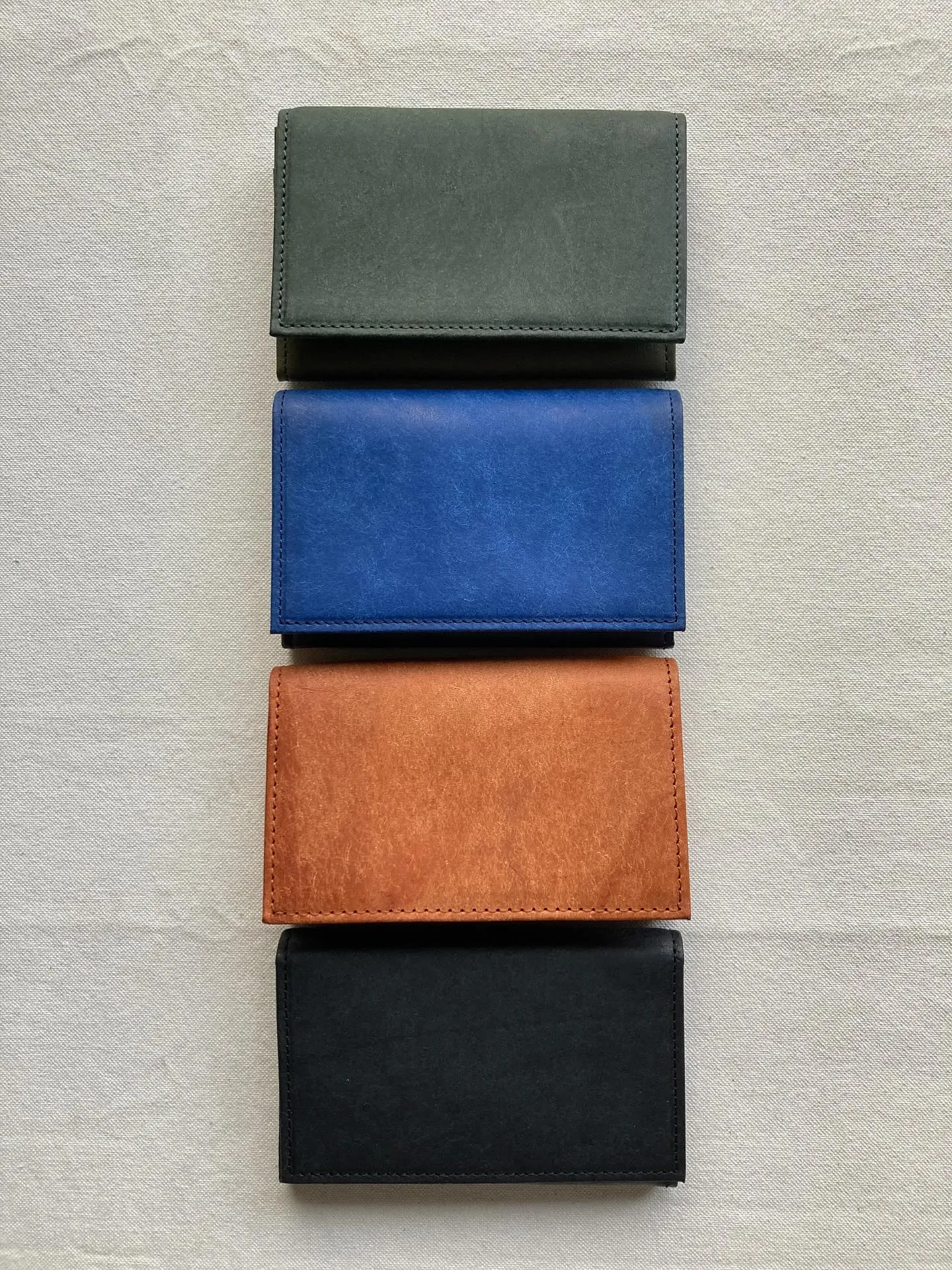 手触りの異なる2種類のイタリアンレザーを組み合わせたカードケ...