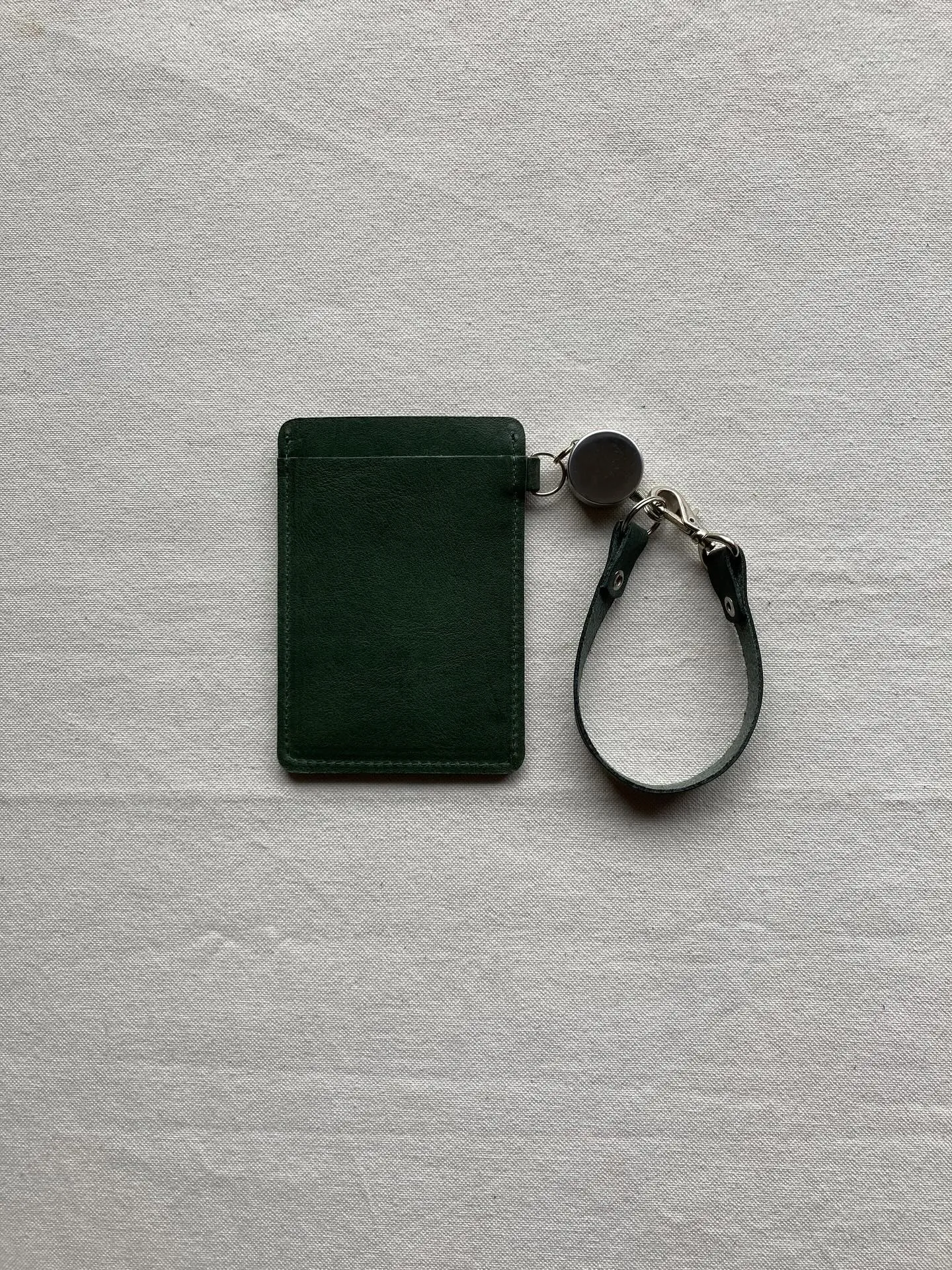 手触りの異なる2種類のイタリアンレザーを組み合わせたパスリー...