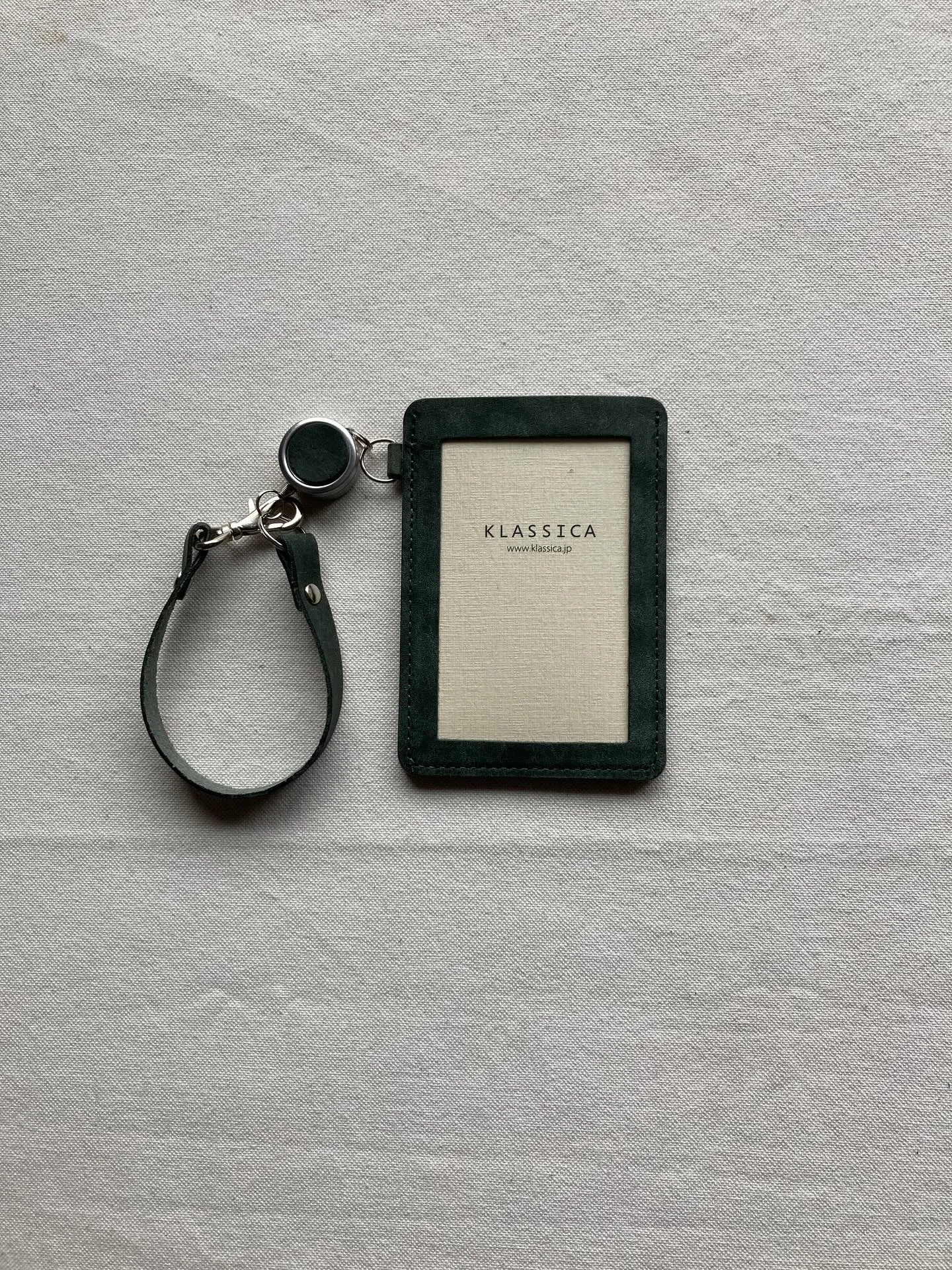 手触りの異なる2種類のイタリアンレザーを組み合わせたパスリー...