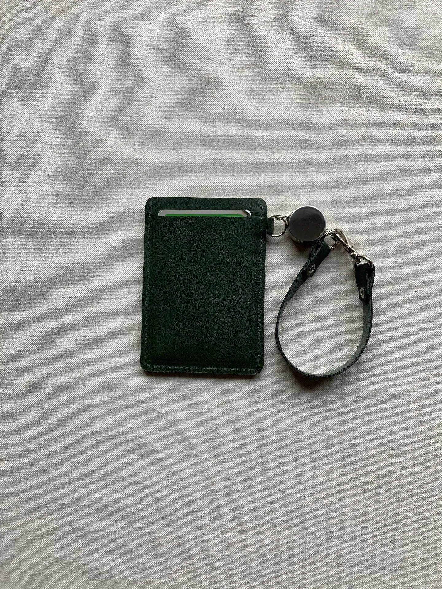 手触りの異なる2種類のイタリアンレザーを組み合わせたパスリー...