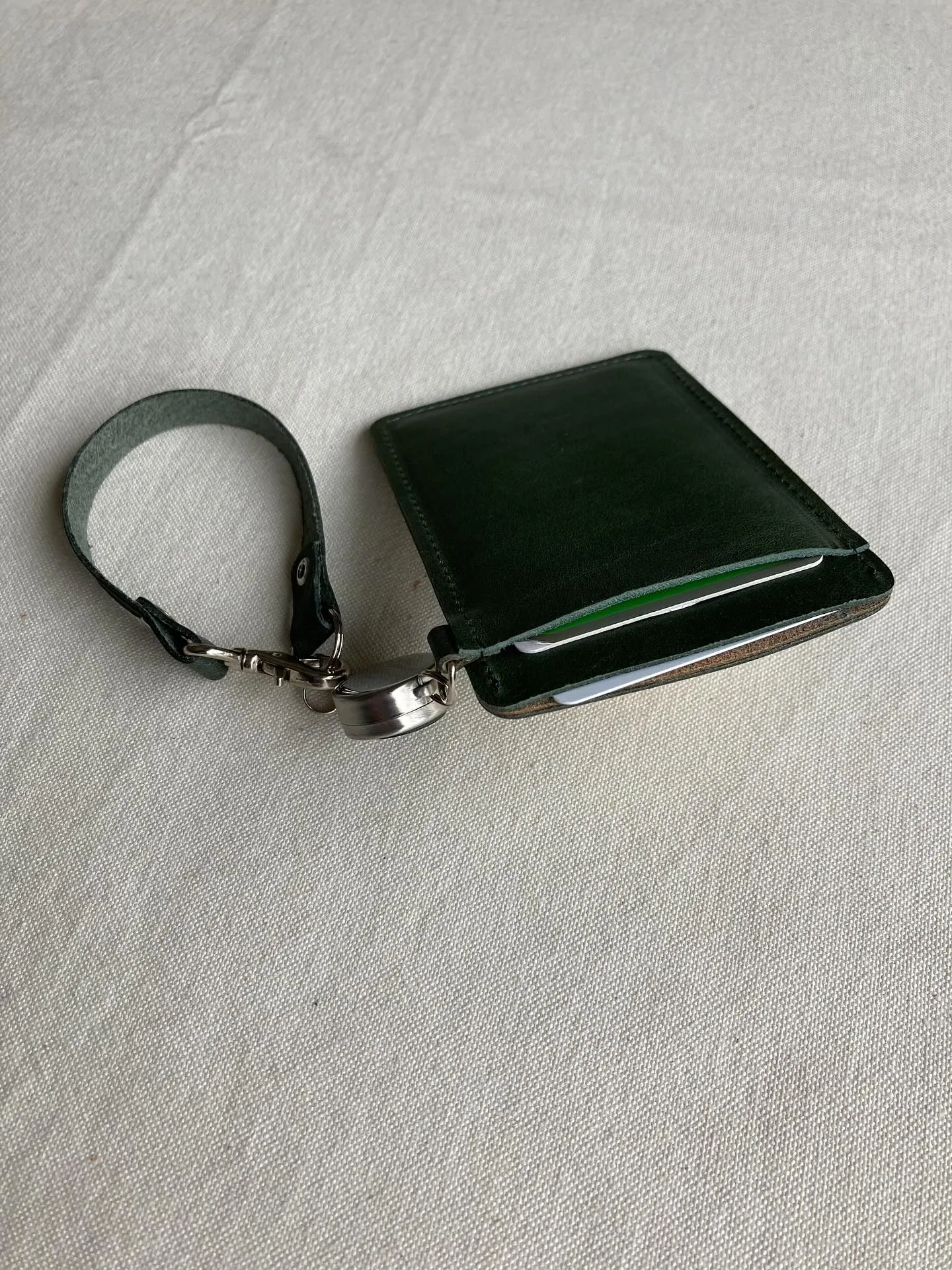 手触りの異なる2種類のイタリアンレザーを組み合わせたパスリー...