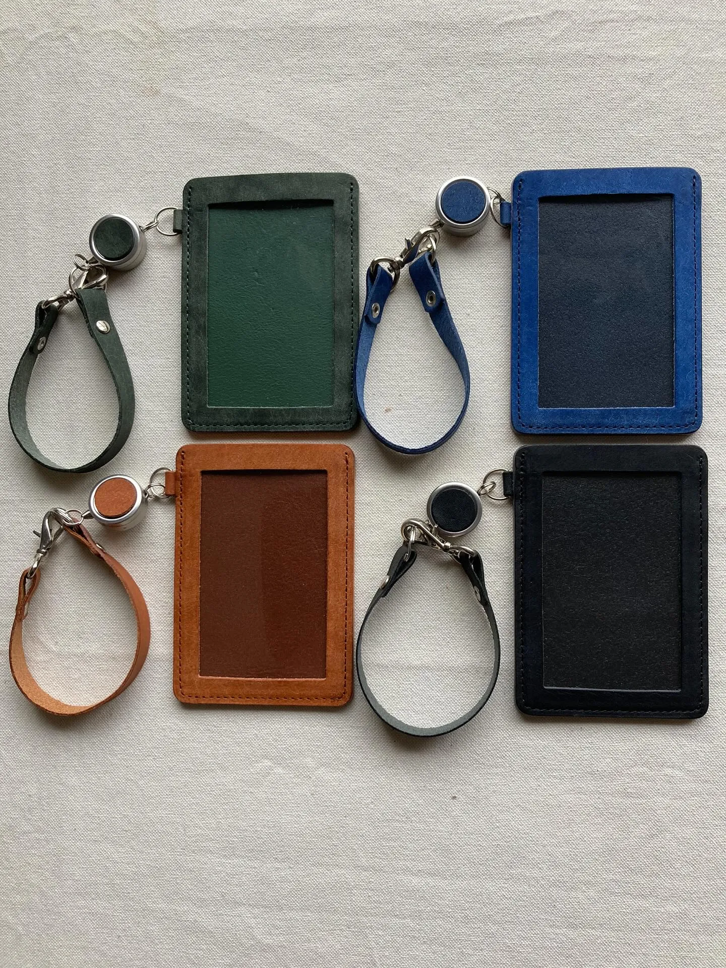 手触りの異なる2種類のイタリアンレザーを組み合わせたパスリー...