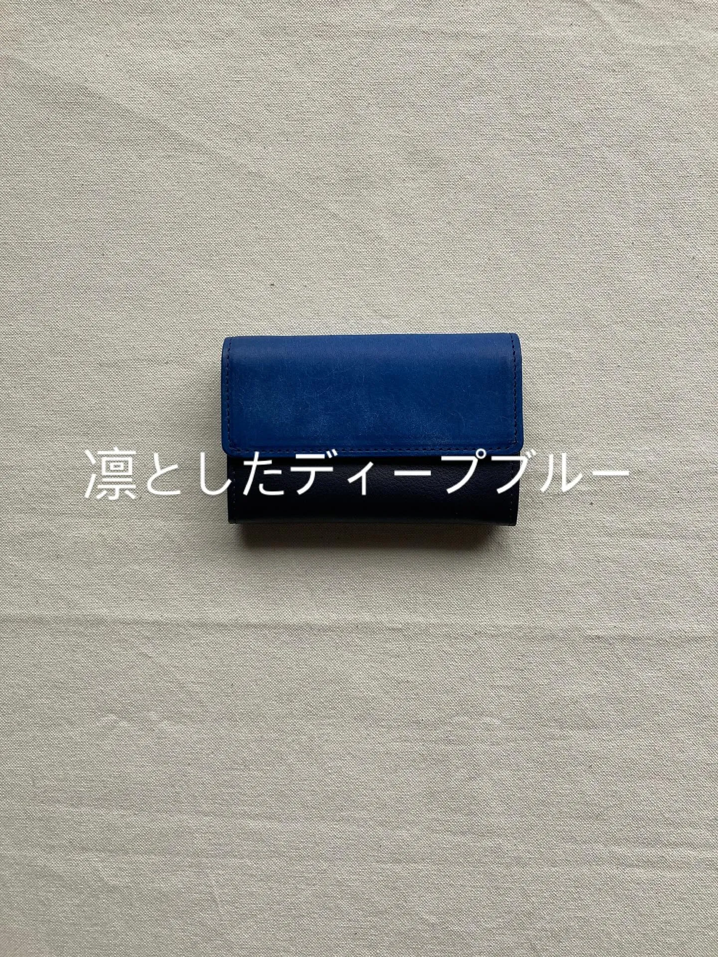 手触りの異なる2種類のイタリアンレザーを組み合わせたカードウ...