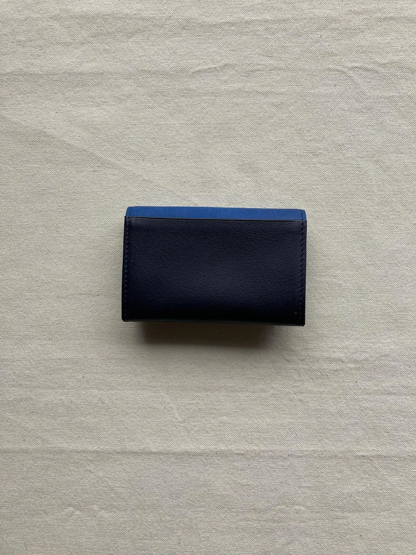 手触りの異なる2種類のイタリアンレザーを組み合わせたカードウ...