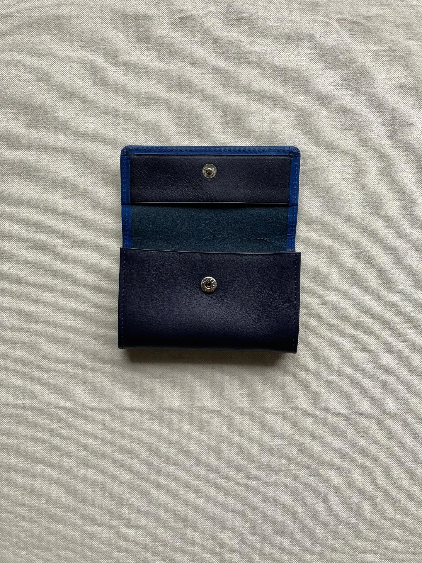 手触りの異なる2種類のイタリアンレザーを組み合わせたカードウ...