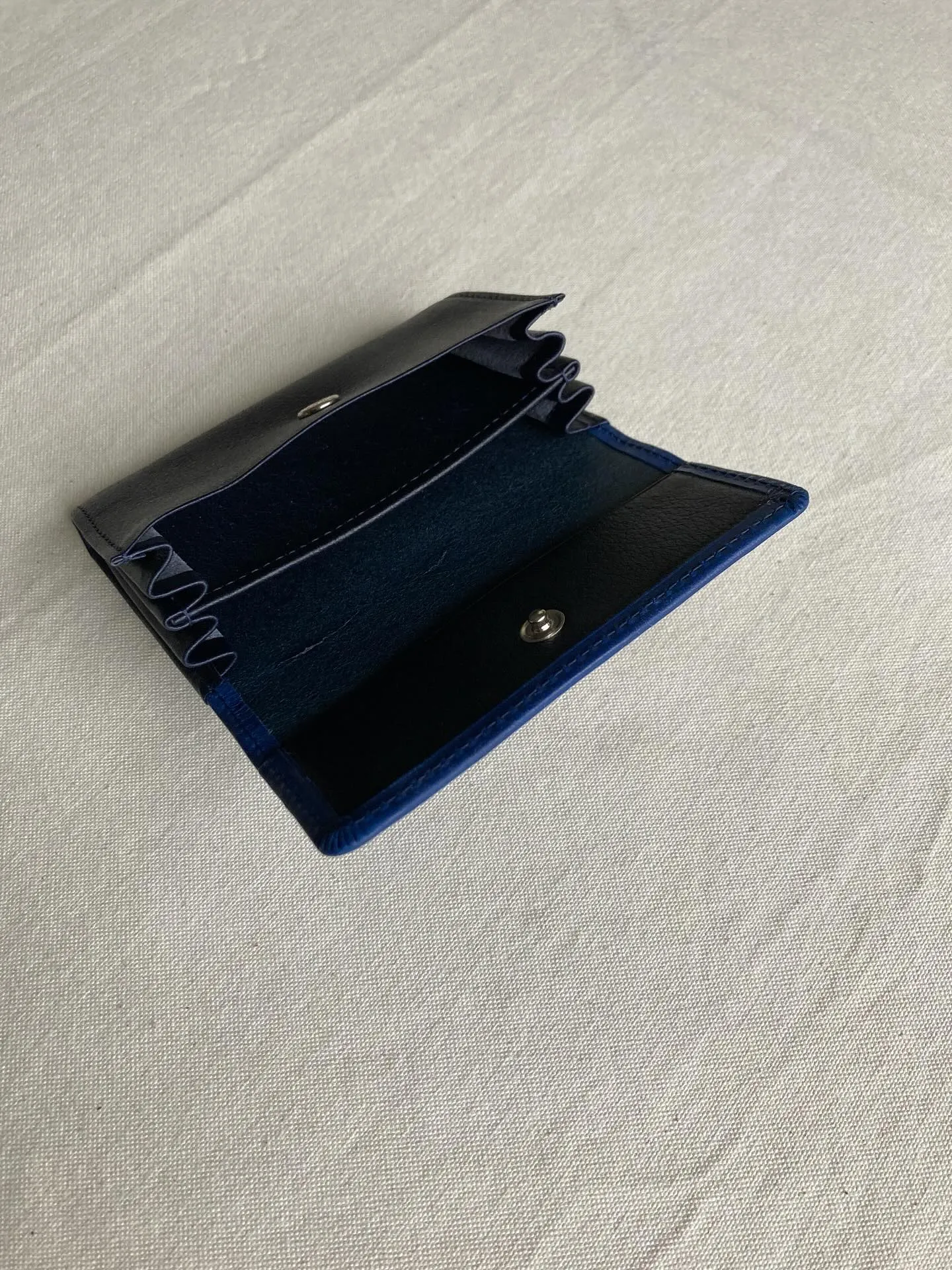 手触りの異なる2種類のイタリアンレザーを組み合わせたカードウ...