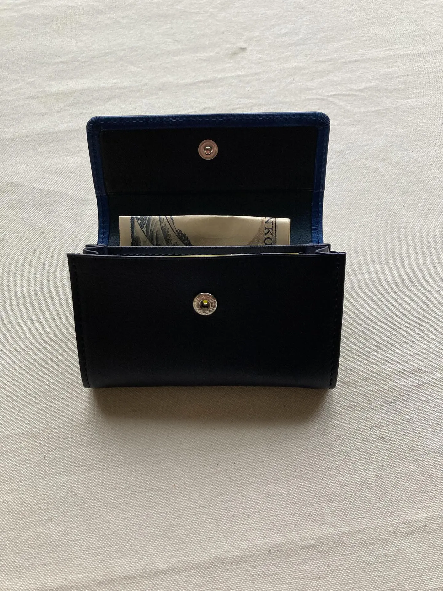 手触りの異なる2種類のイタリアンレザーを組み合わせたカードウ...