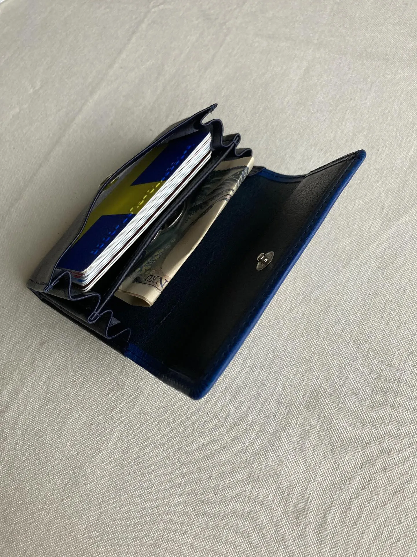 手触りの異なる2種類のイタリアンレザーを組み合わせたカードウ...