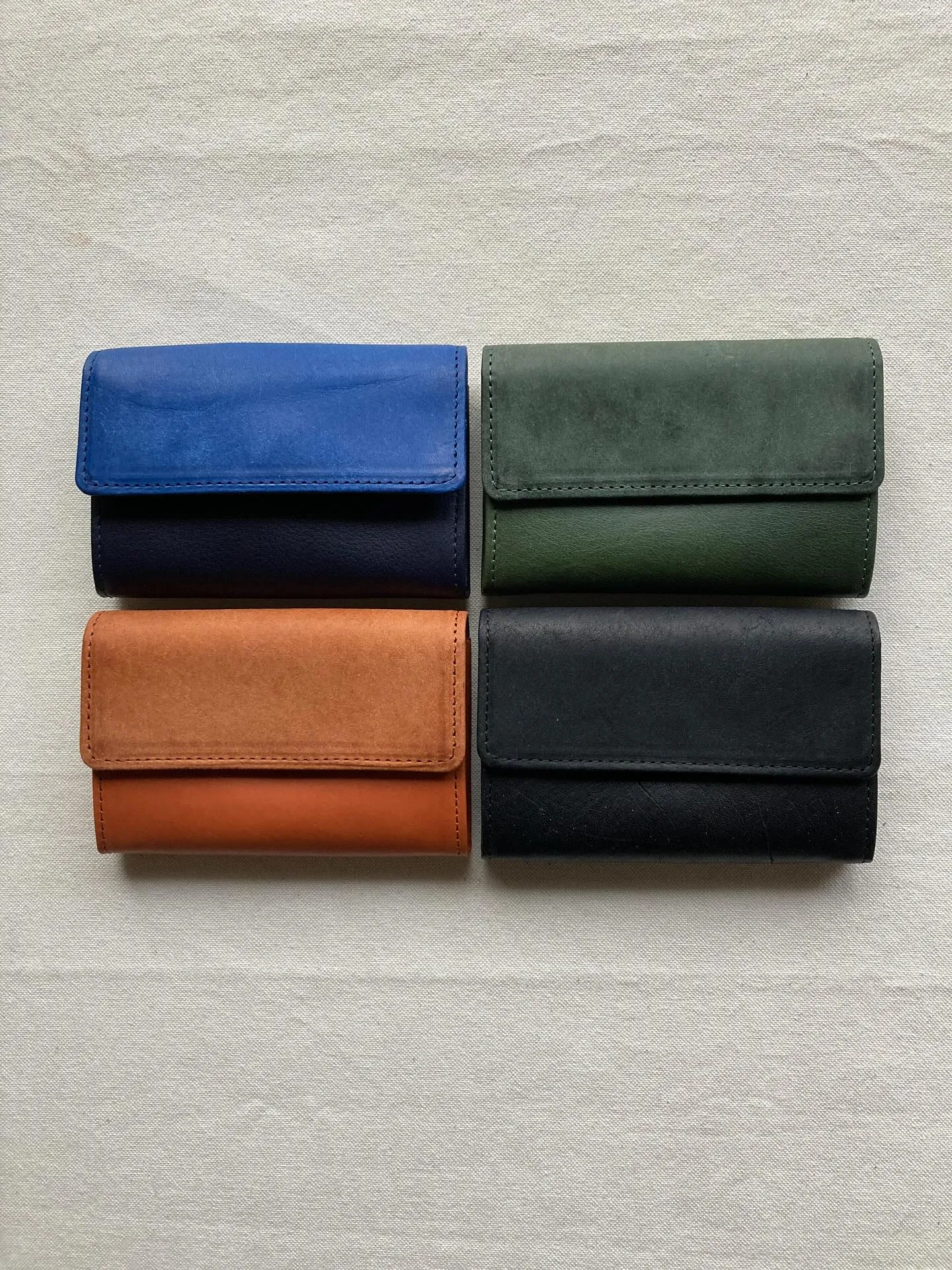 手触りの異なる2種類のイタリアンレザーを組み合わせたカードウ...