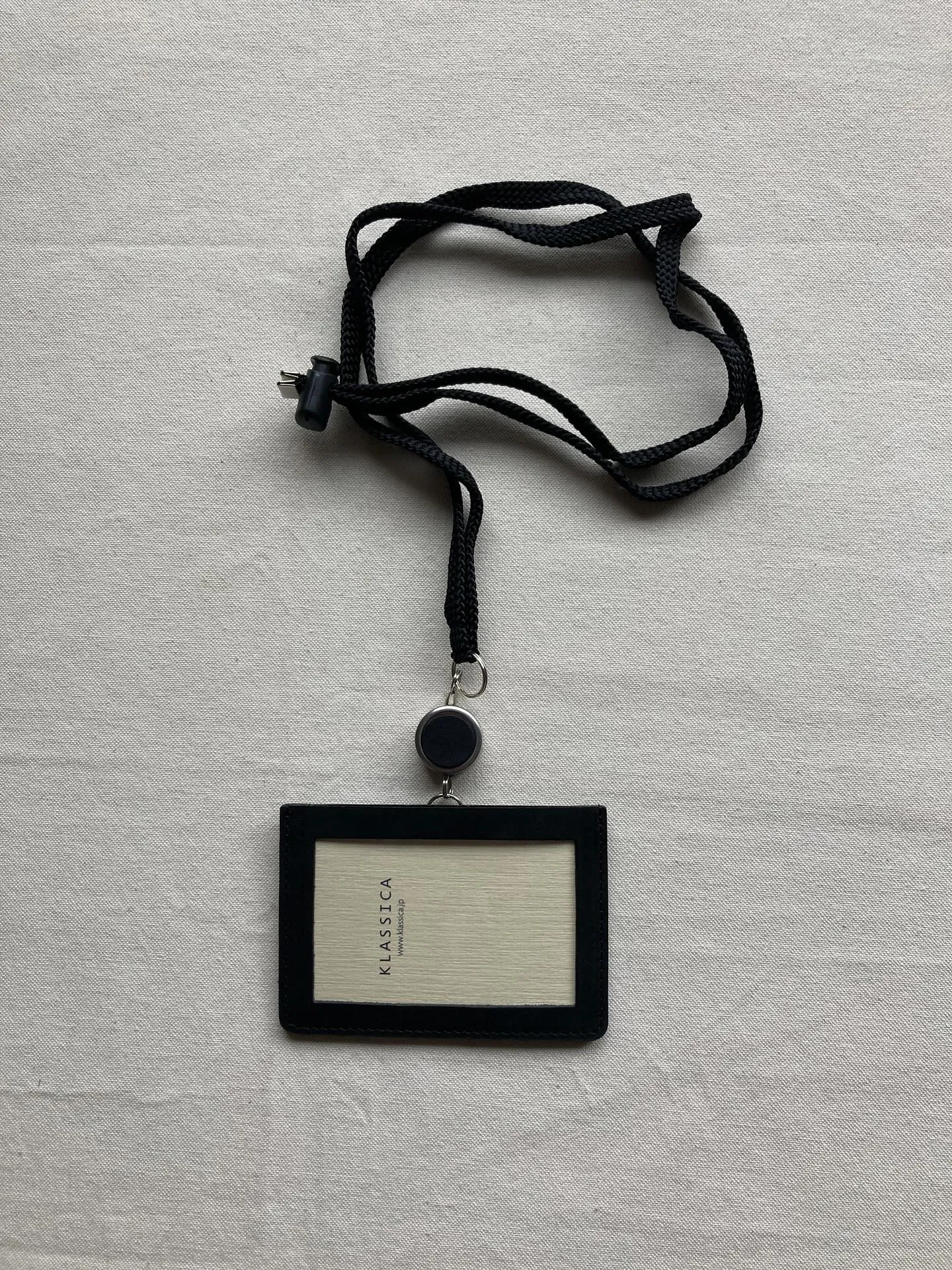 手触りの異なる2種類のイタリアンレザーを組み合わせたIDケー...