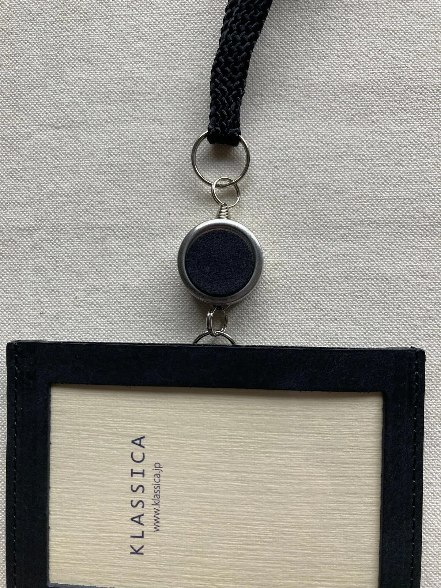 手触りの異なる2種類のイタリアンレザーを組み合わせたIDケー...