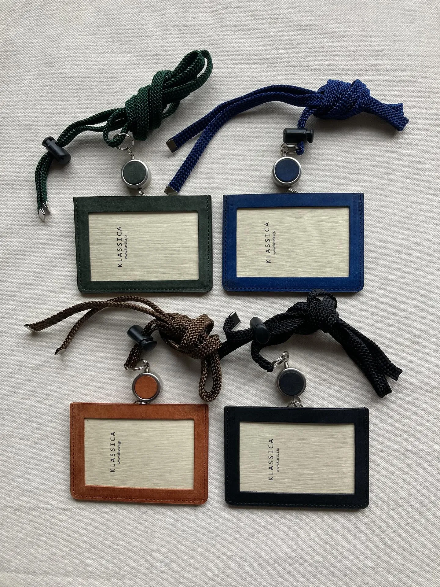 手触りの異なる2種類のイタリアンレザーを組み合わせたIDケー...