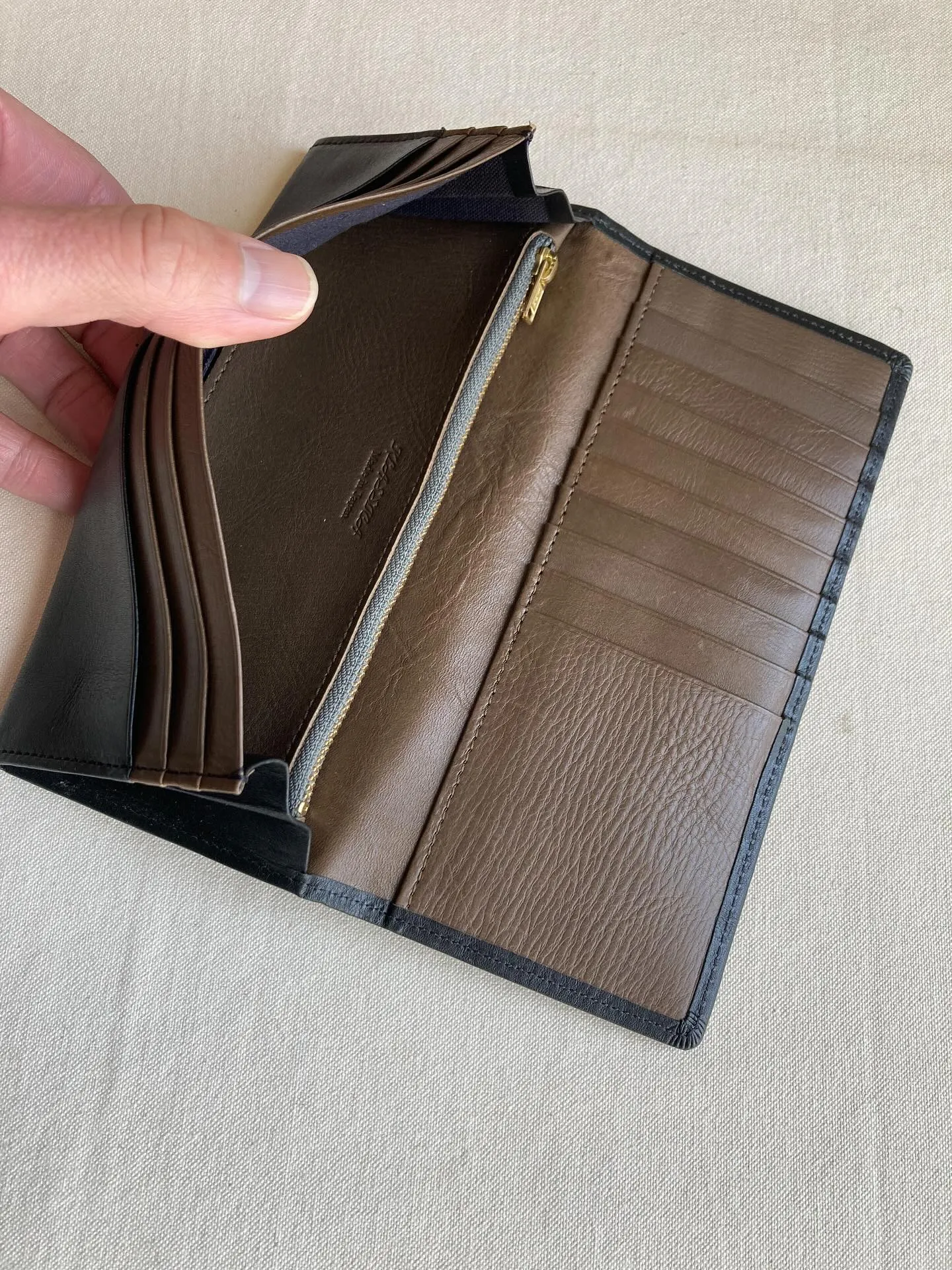 兵庫県姫路市のタンナーによるタンニン鞣しの牛革を使用した長財...