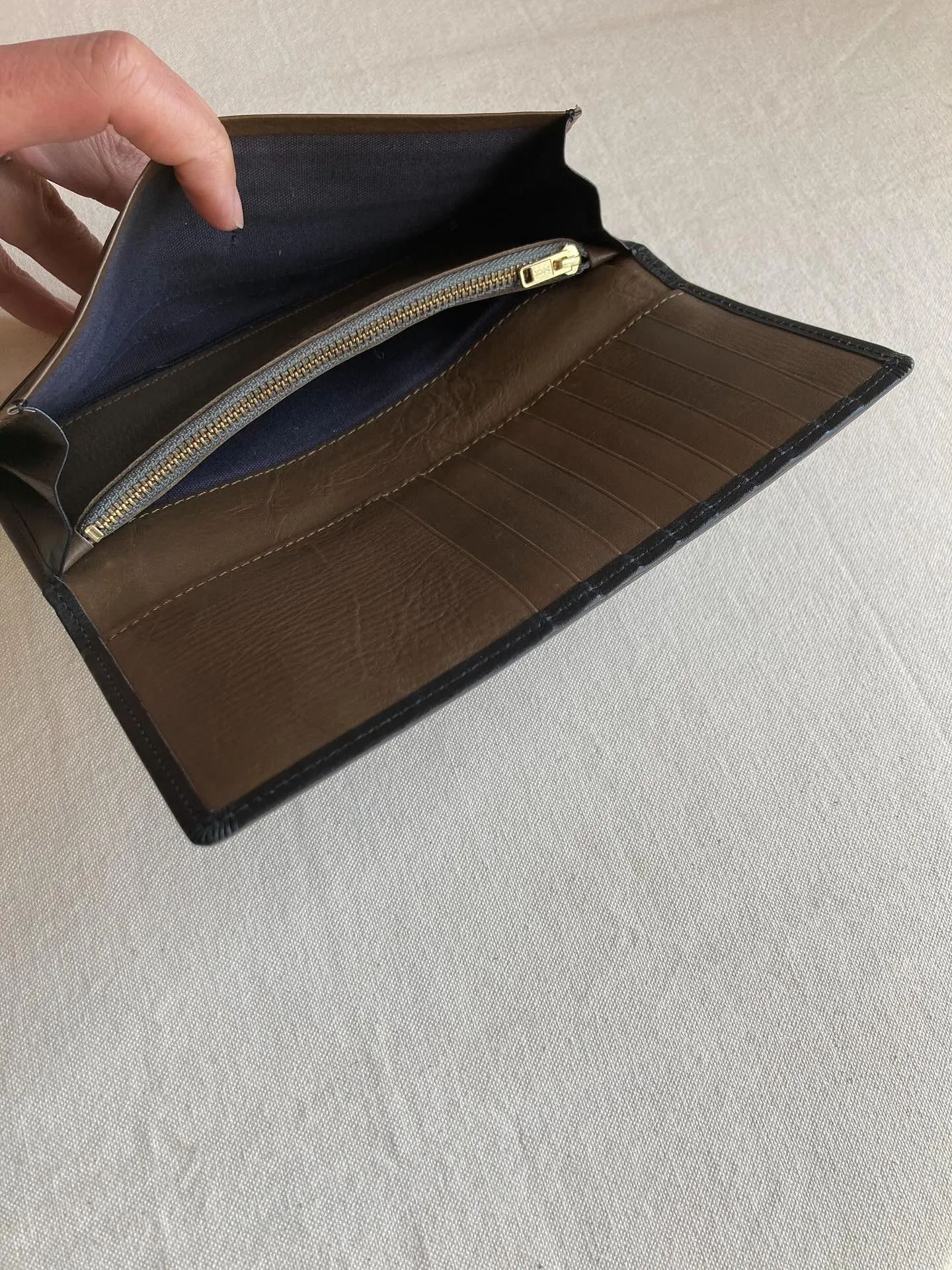 兵庫県姫路市のタンナーによるタンニン鞣しの牛革を使用した長財...