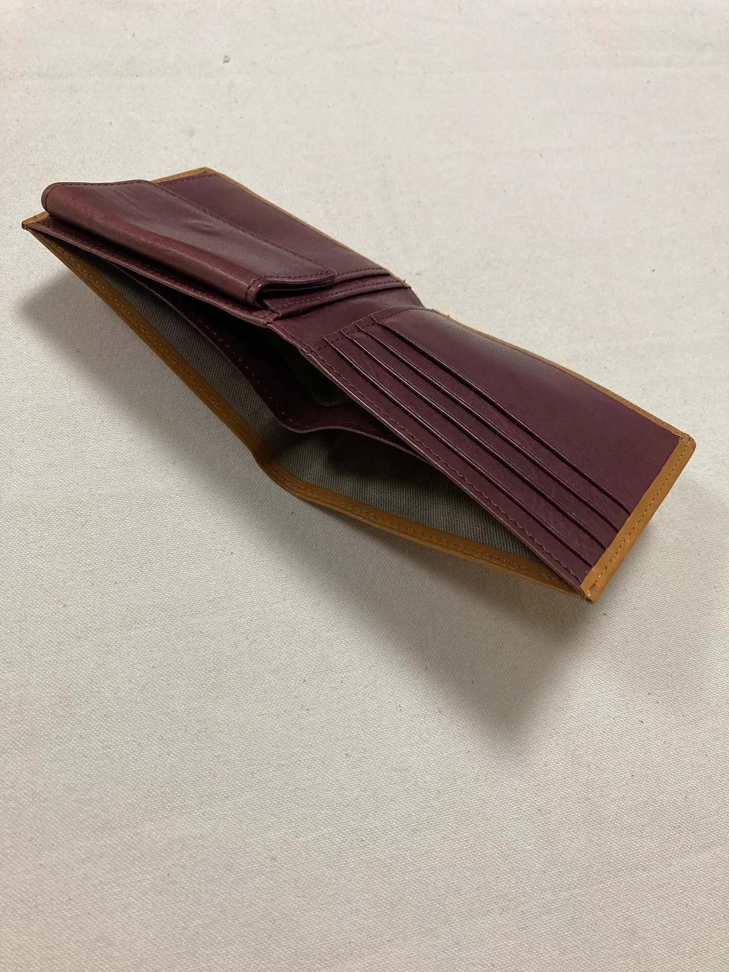 兵庫県姫路市のタンナーによるタンニン鞣しの牛革を使用していま...